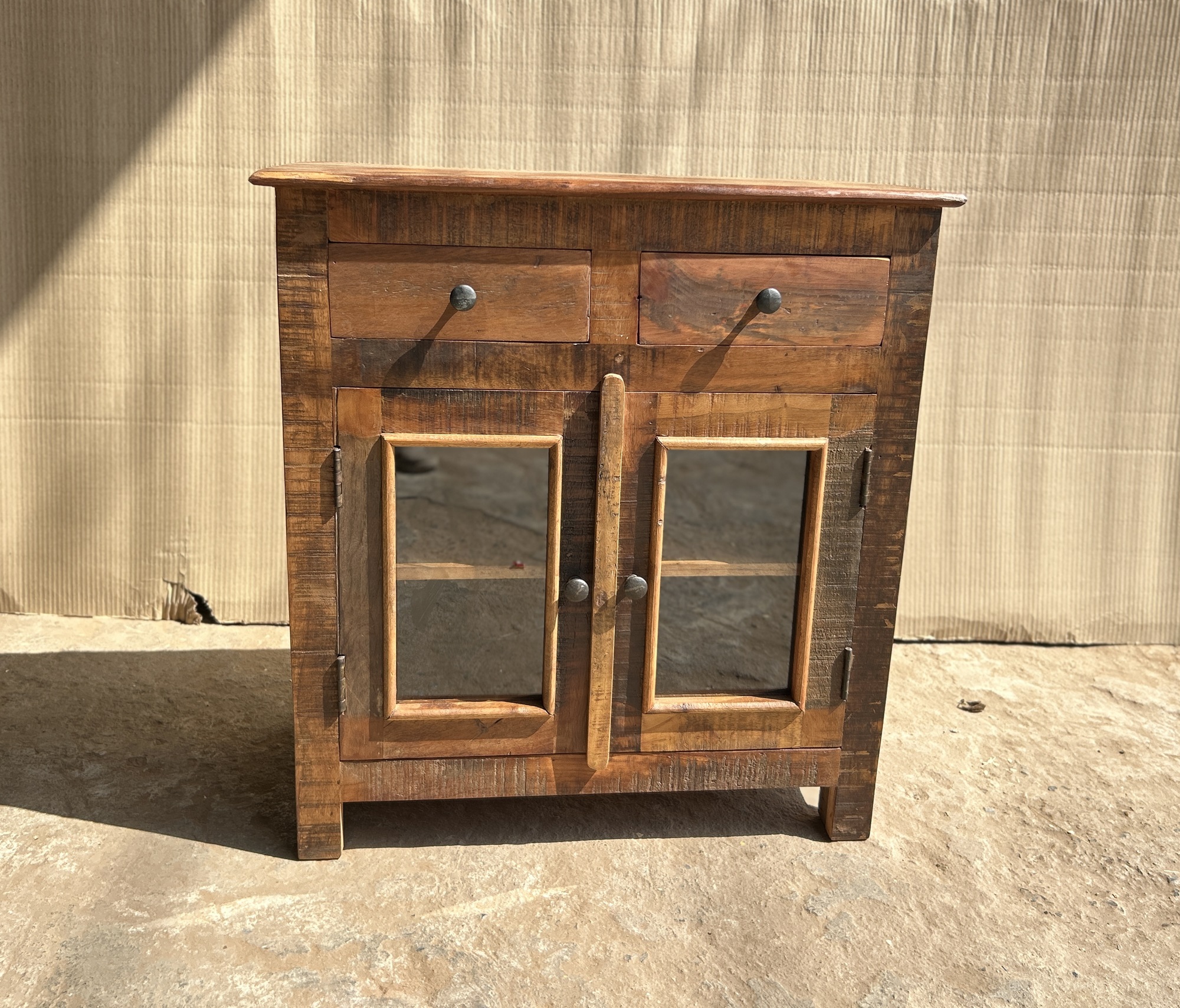 Vitrinen-Schrank aus recyceltem Holz, H 80 cm, B 75 cm, L 40 cm von fischer's lagerhaus