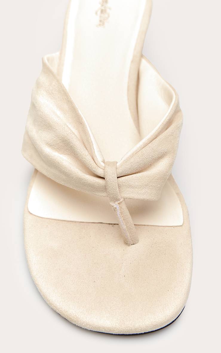 Crème Mules À Talon Chaton En Synthétique Avec Bride Tong Froncée