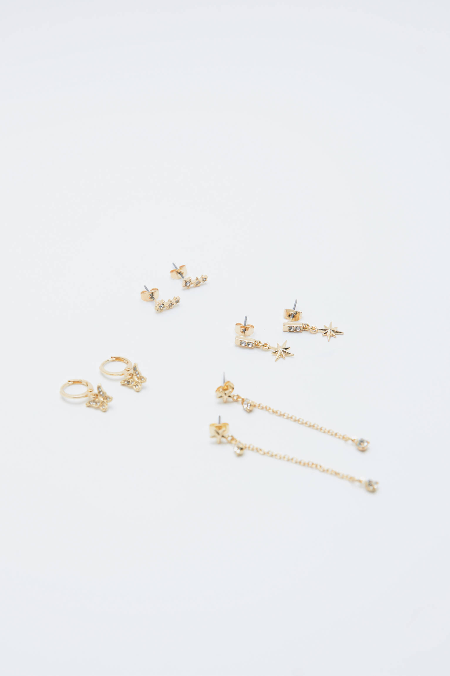 Conjunto de 9 brincos dourados.