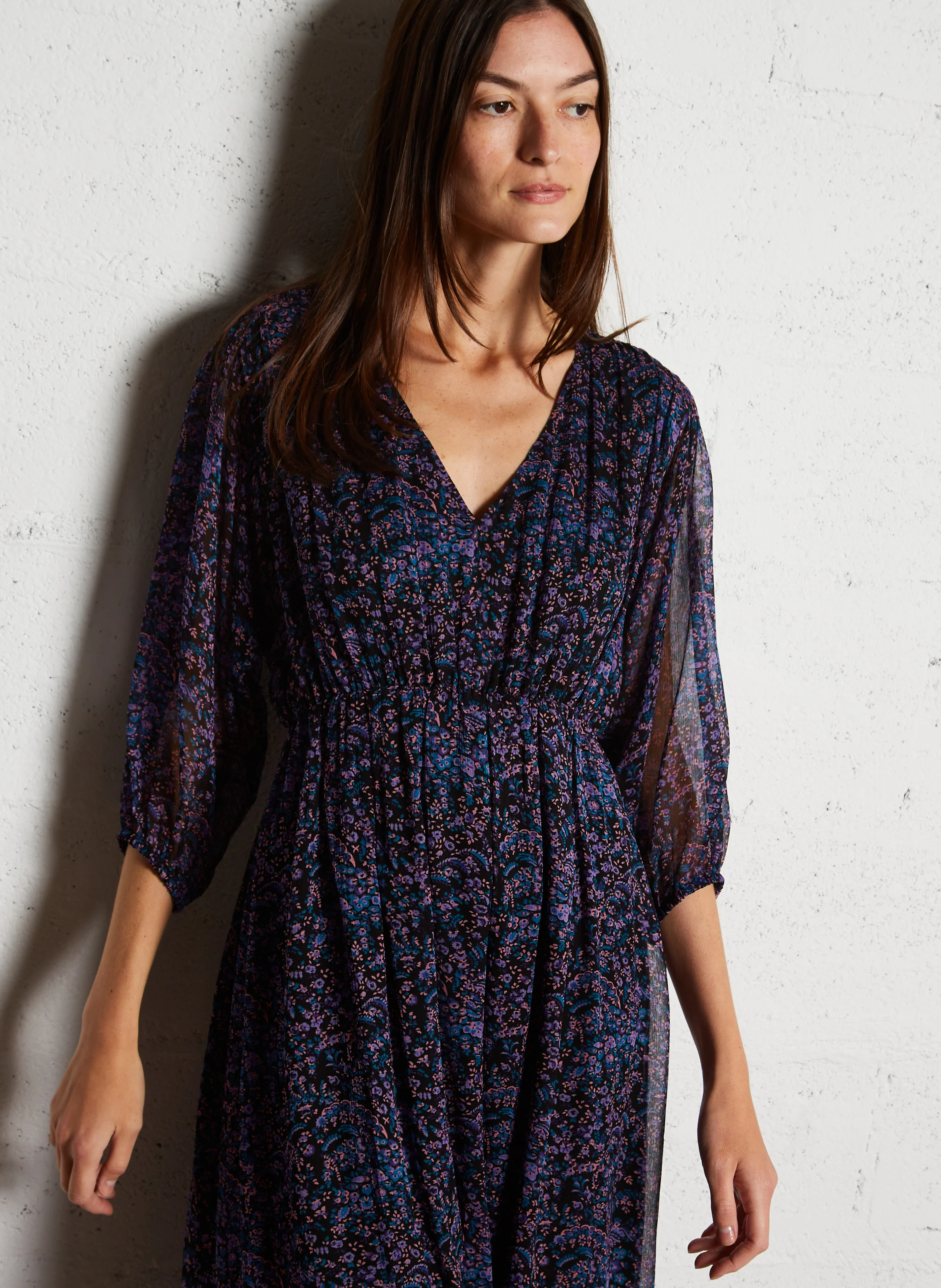 MAENA - Robe longue cintrée à col V | Violet