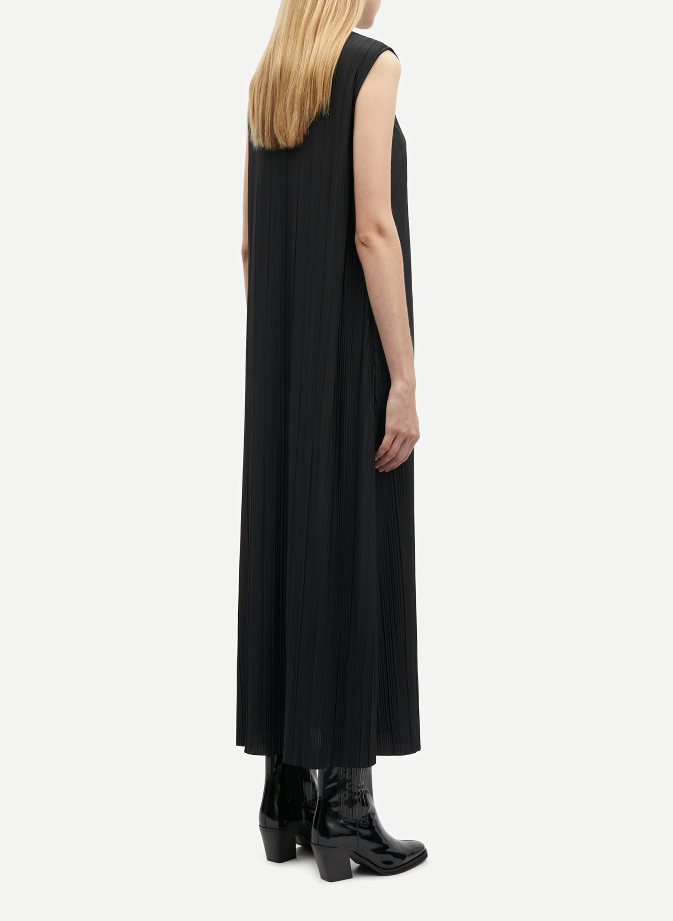 SAUMA O-N - Robe mi-longue plissé sans manches | Noir