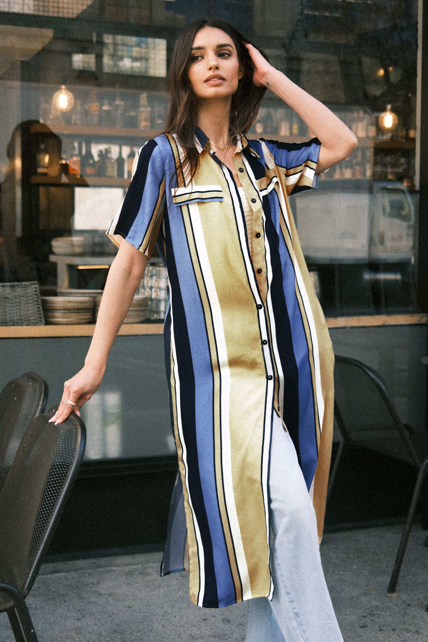 Robe chemise midi avec rayures bleues et jaunes et boutons