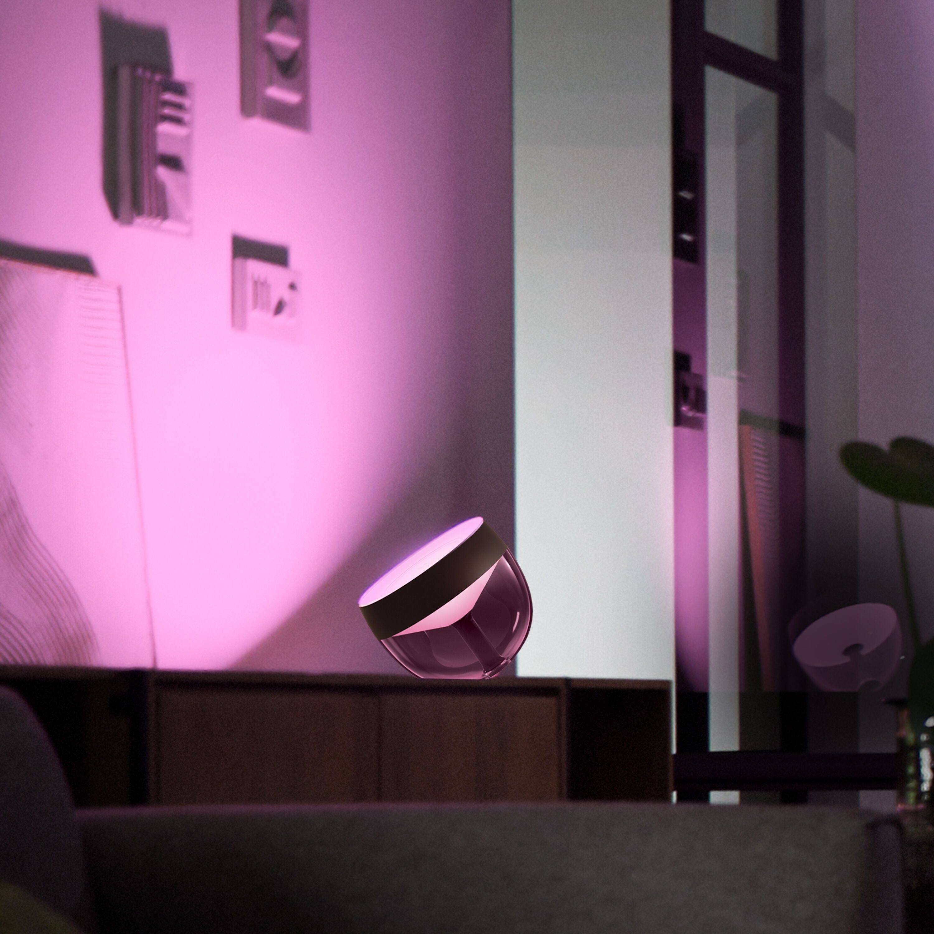 Philips hue IRIS Tischleuchte - Schwarz / B: 21.9 cm x T: 17.4 cm x H: 22.8 cm