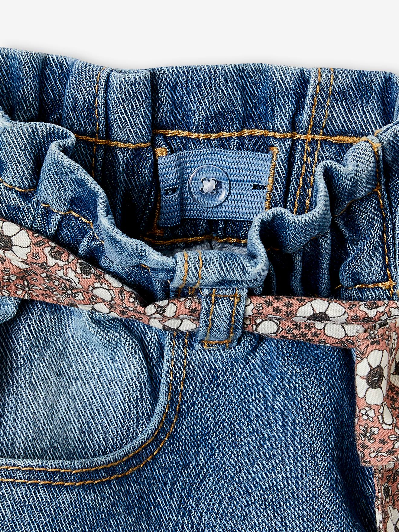 Calça jeans estilo paperbag e cinto floral, garota de jeans cinza