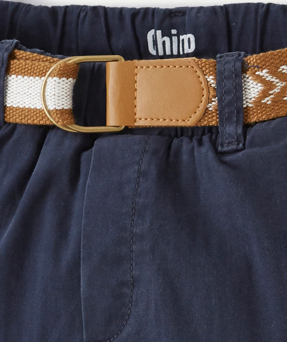 PANTALON CHINO GARÇON BLEU MARINE AVEC CEINTURE CAMEL