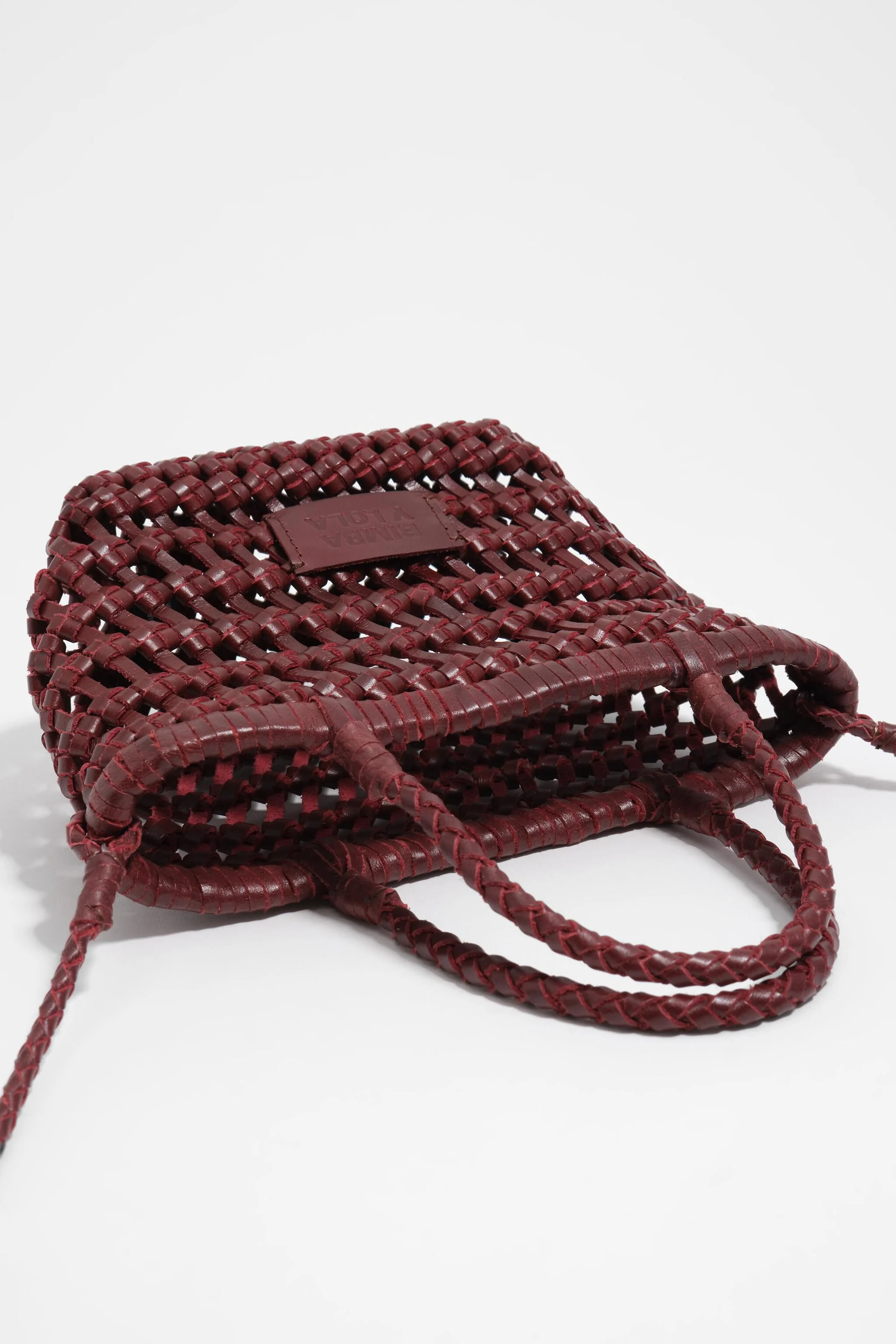Bolsa mini de couro trançado cor cereja escura