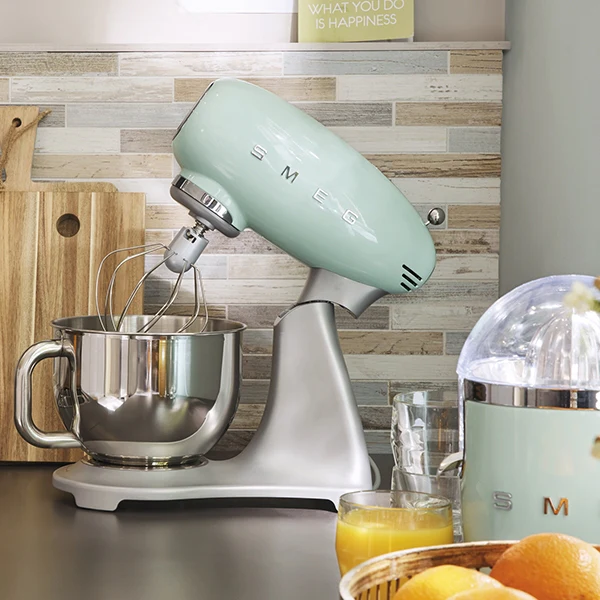 Robot sur socle vert d'eau 800 W SMF02PGEU Smeg