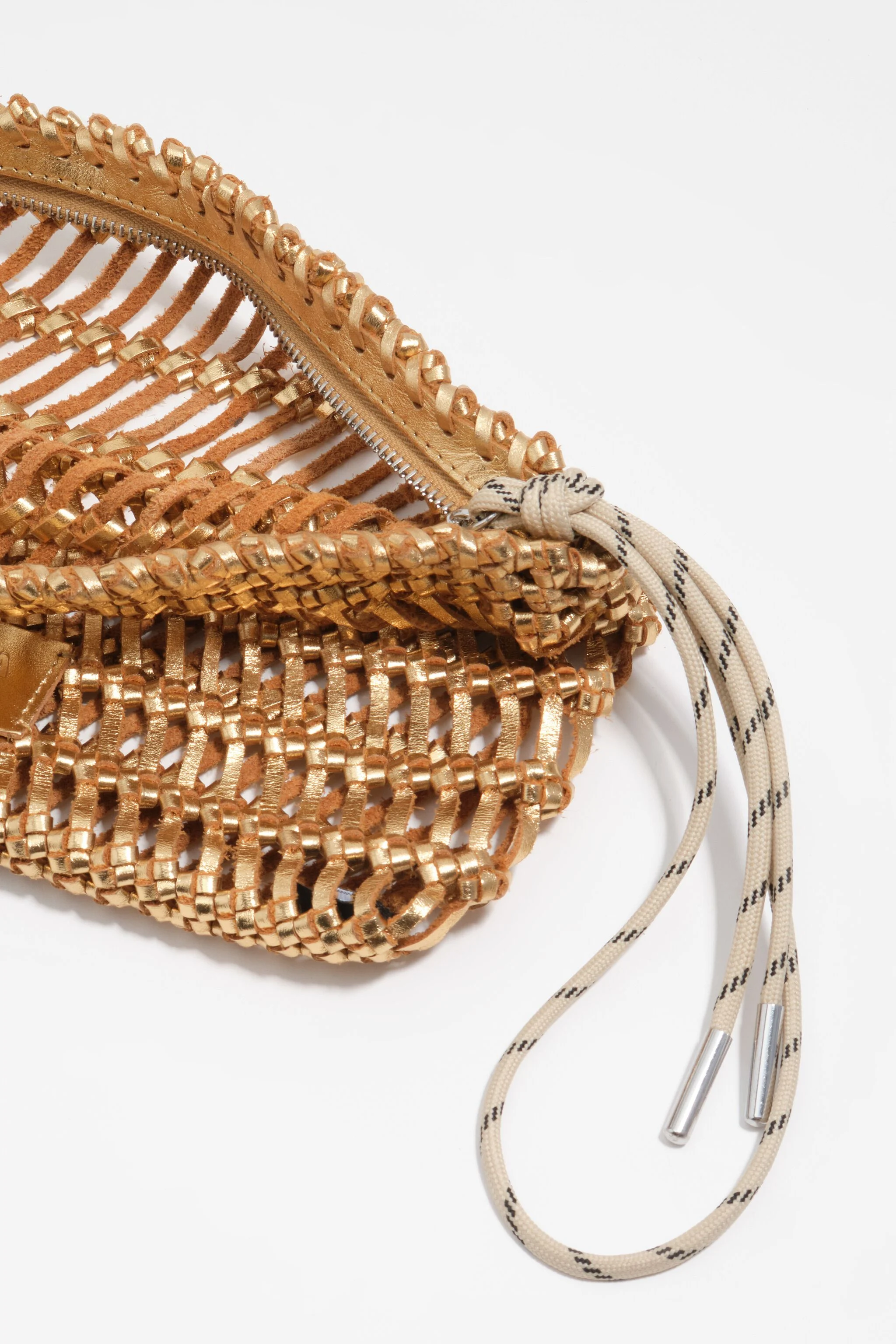 Bolsa de couro trançado dourado