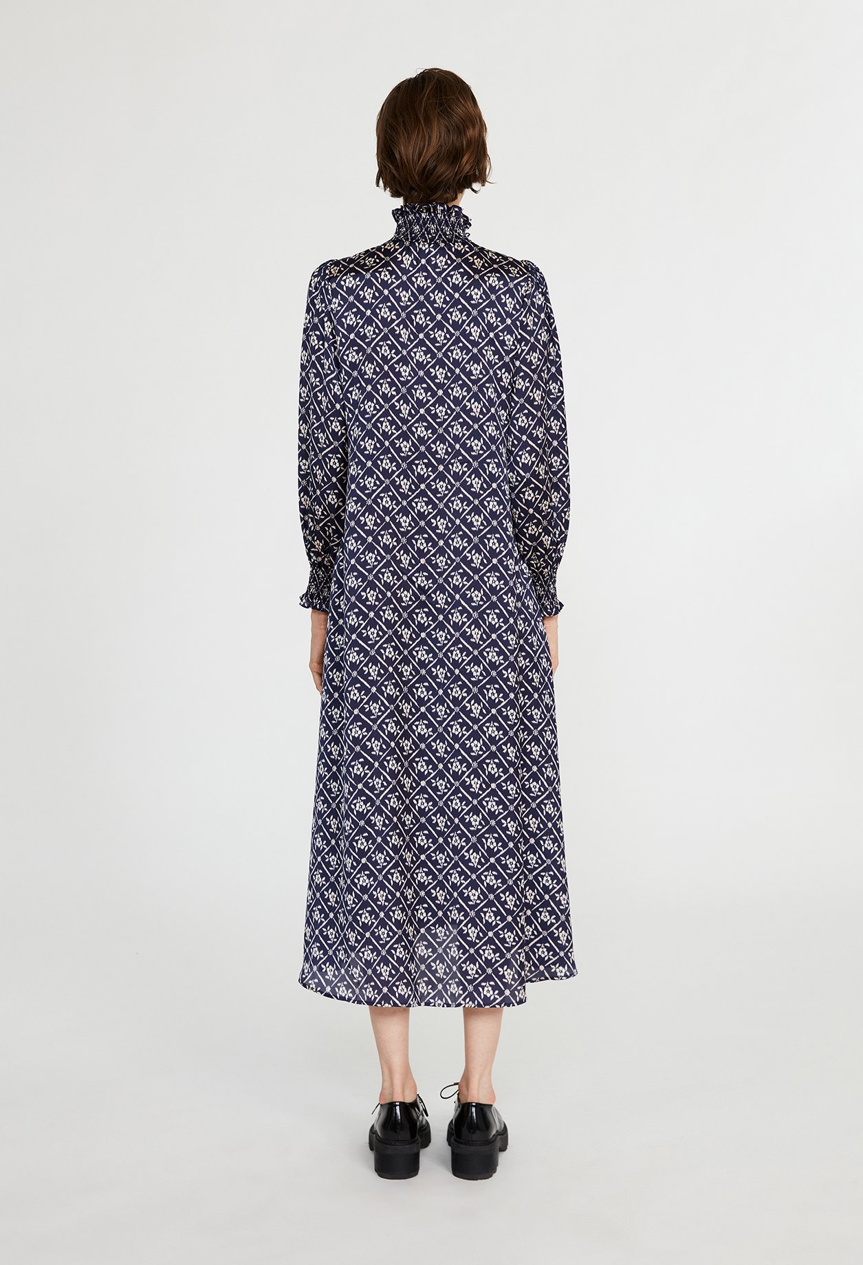 Robe &agrave; col montant