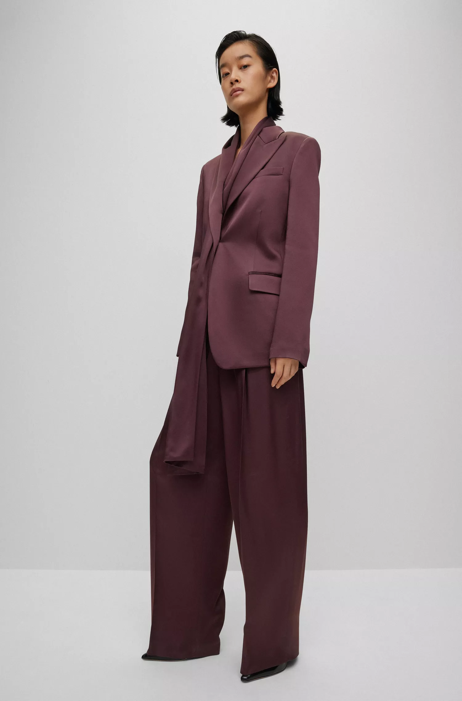 Blazer preto BOSS de abotoamento simples com detalhe de lenço