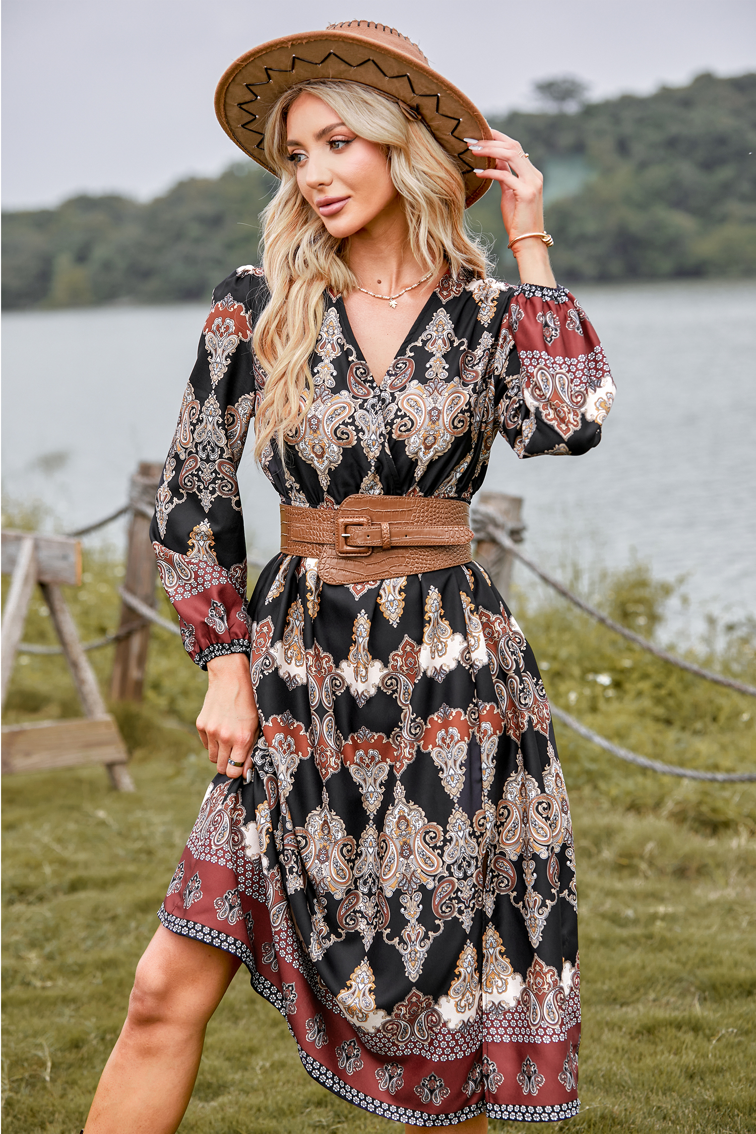 Robe midi à col en V et imprimé orné ruchée