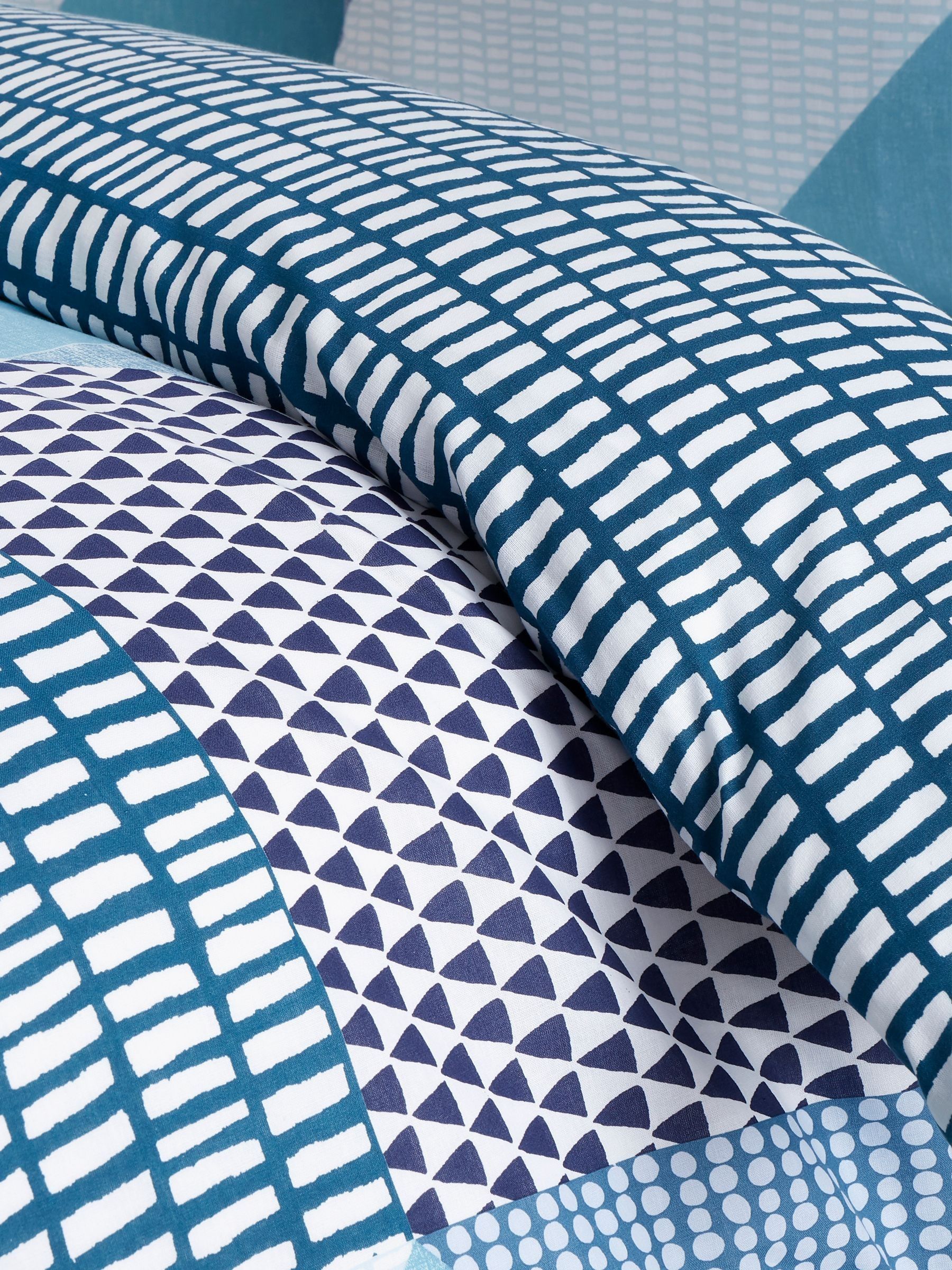 Catherine Lansfield Larsson set van dekbedovertrek en sloop met geometrische print