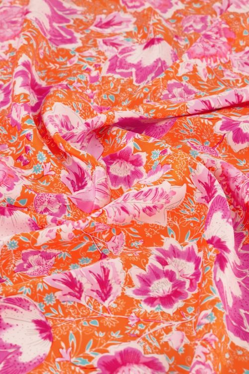 Oranje sjaal met bloemen