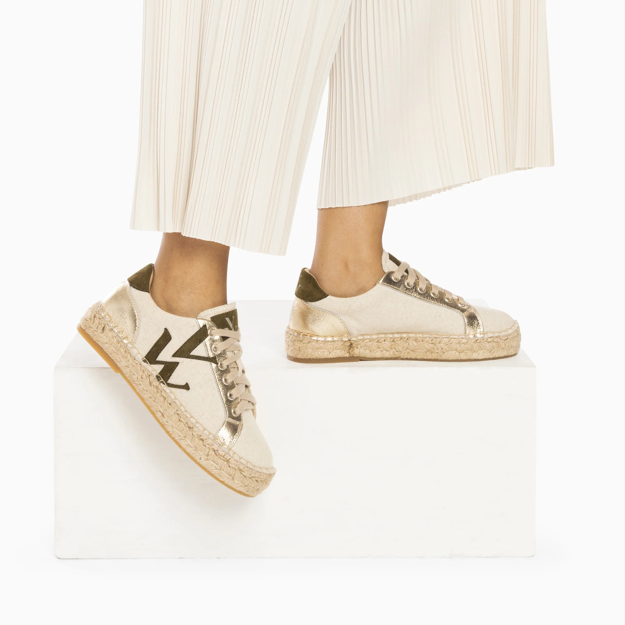 Sneakers-Baskets monogramme Aurore kaki et or à semelle espadrille