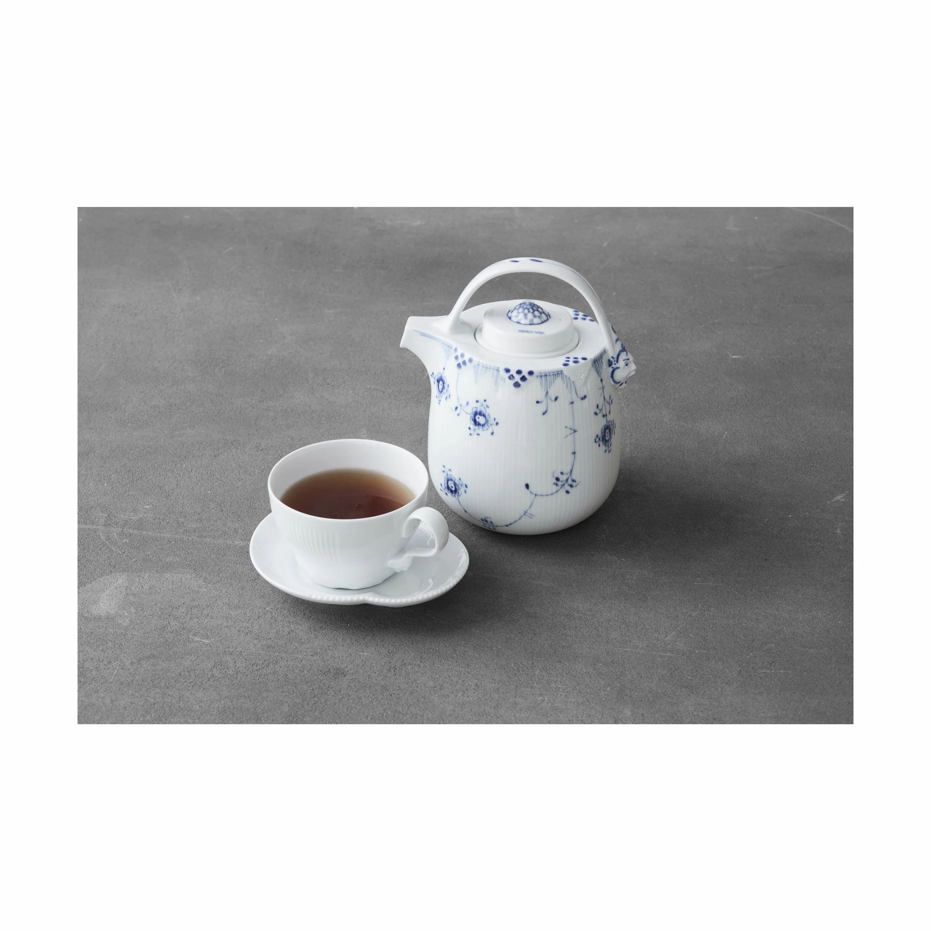 Royal Copenhagen Hvid Elements Kop m. underkop