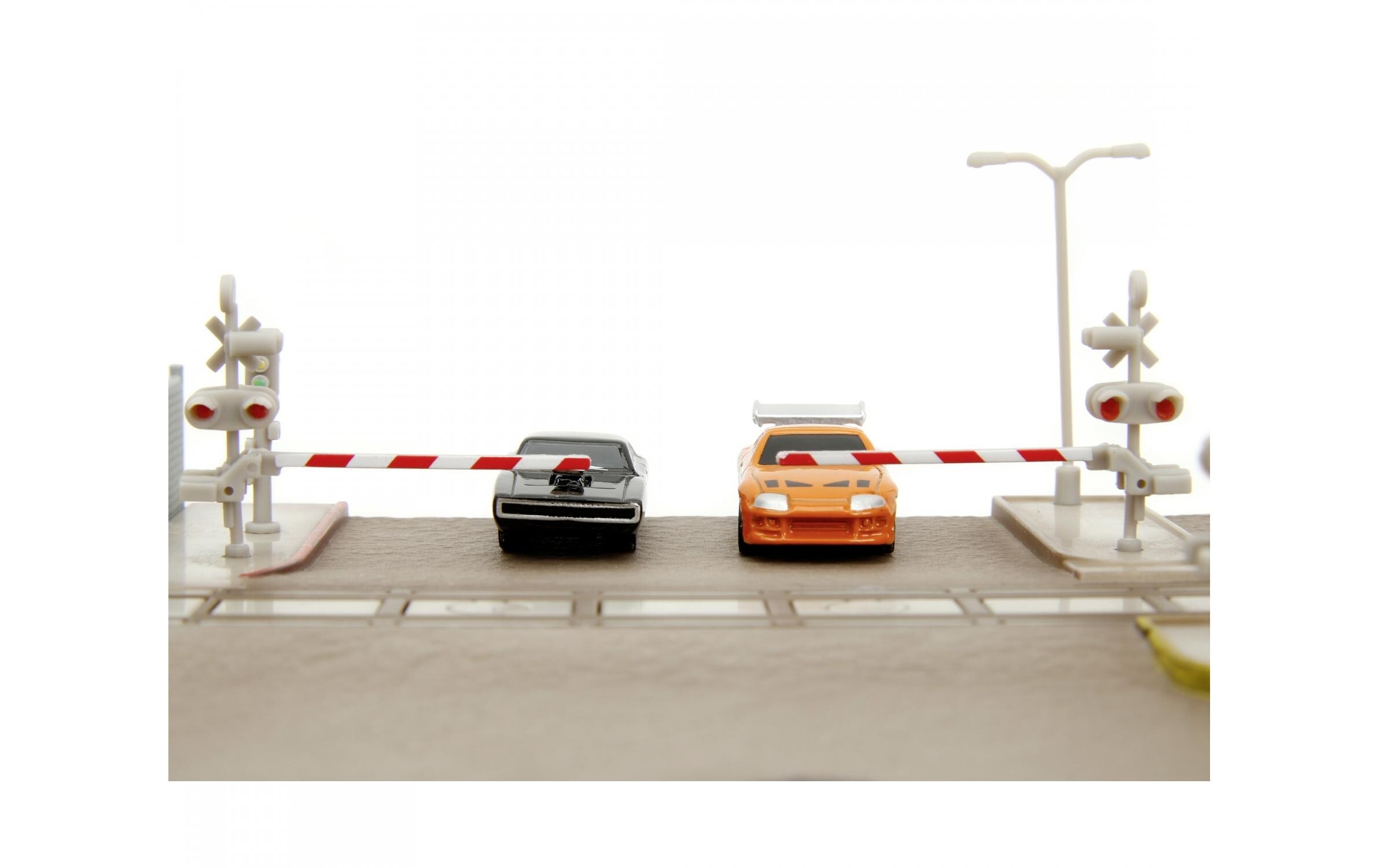 Fast & Furious Diorama Train Scene mit 2 Nano CarsFast & Furious Bahnübergang Diorama mit zwei Modellautos