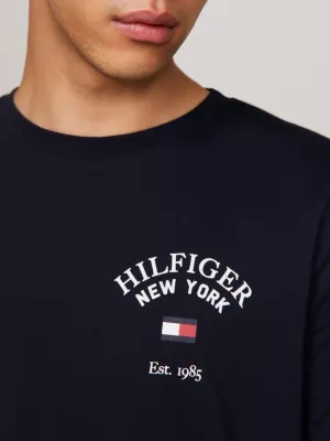 Camiseta de manga comprida com o logotipo da universidade