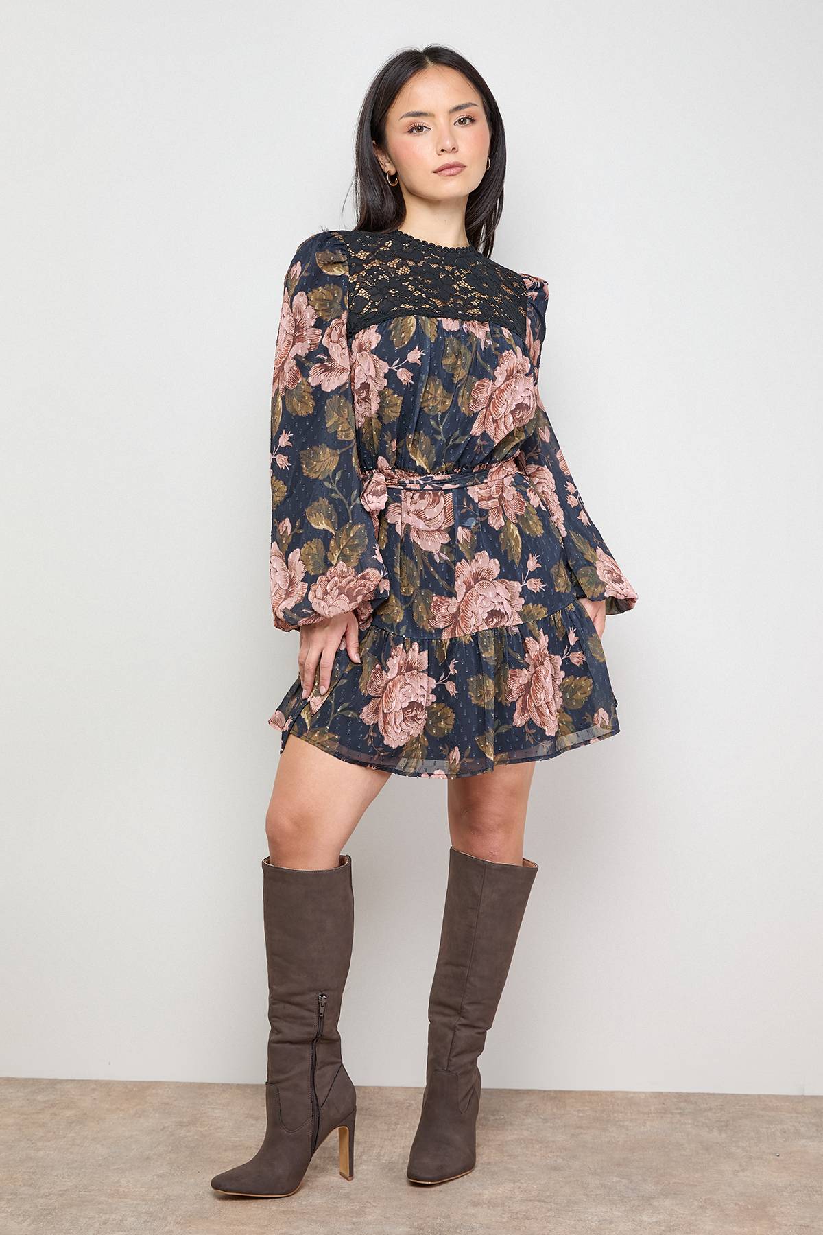 Oasis Robe Mini Petite à Manches Longues avec Dentelle Devant et Ceinture à la Taille