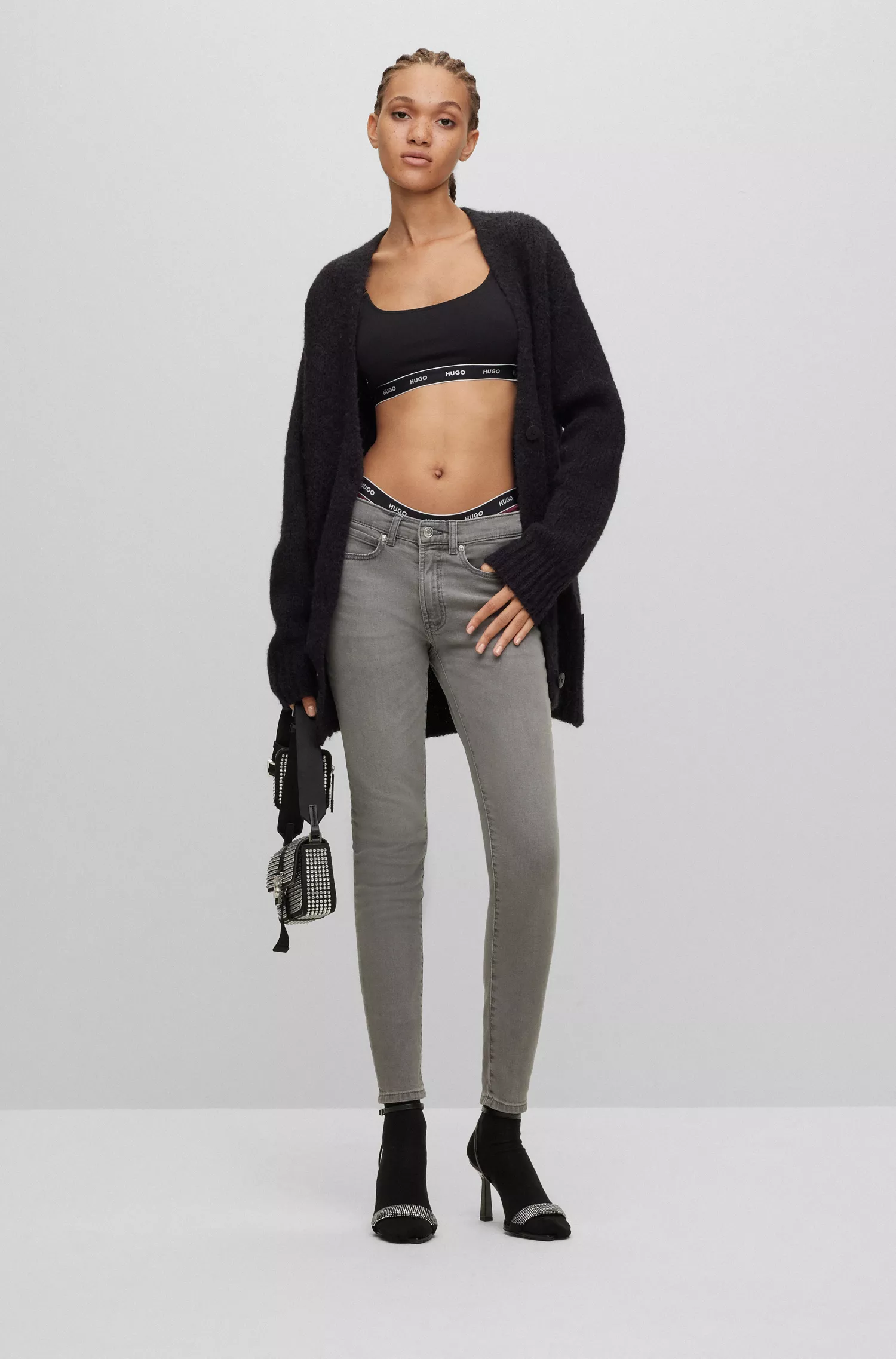 Calça jeans HUGO vermelha, extra slim fit, em denim stretch cinza.