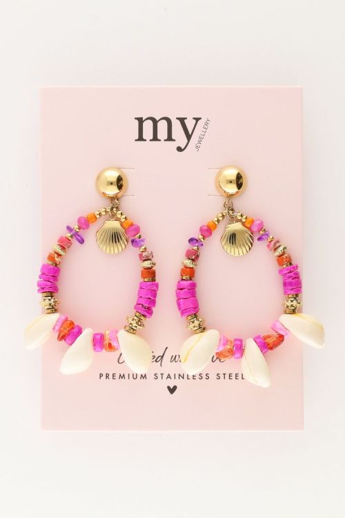 Art oorhanger met roze kralen en schelpen