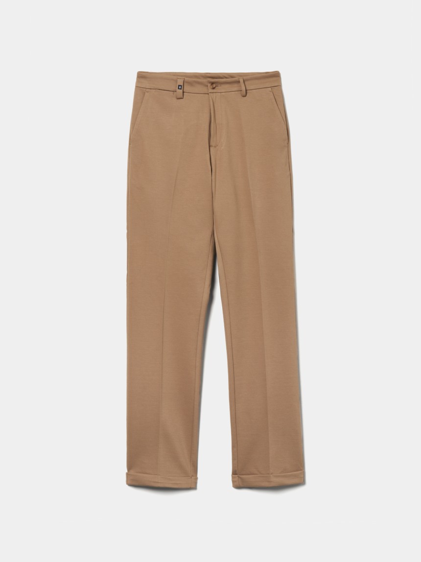 Calças chino regular fit vincadas