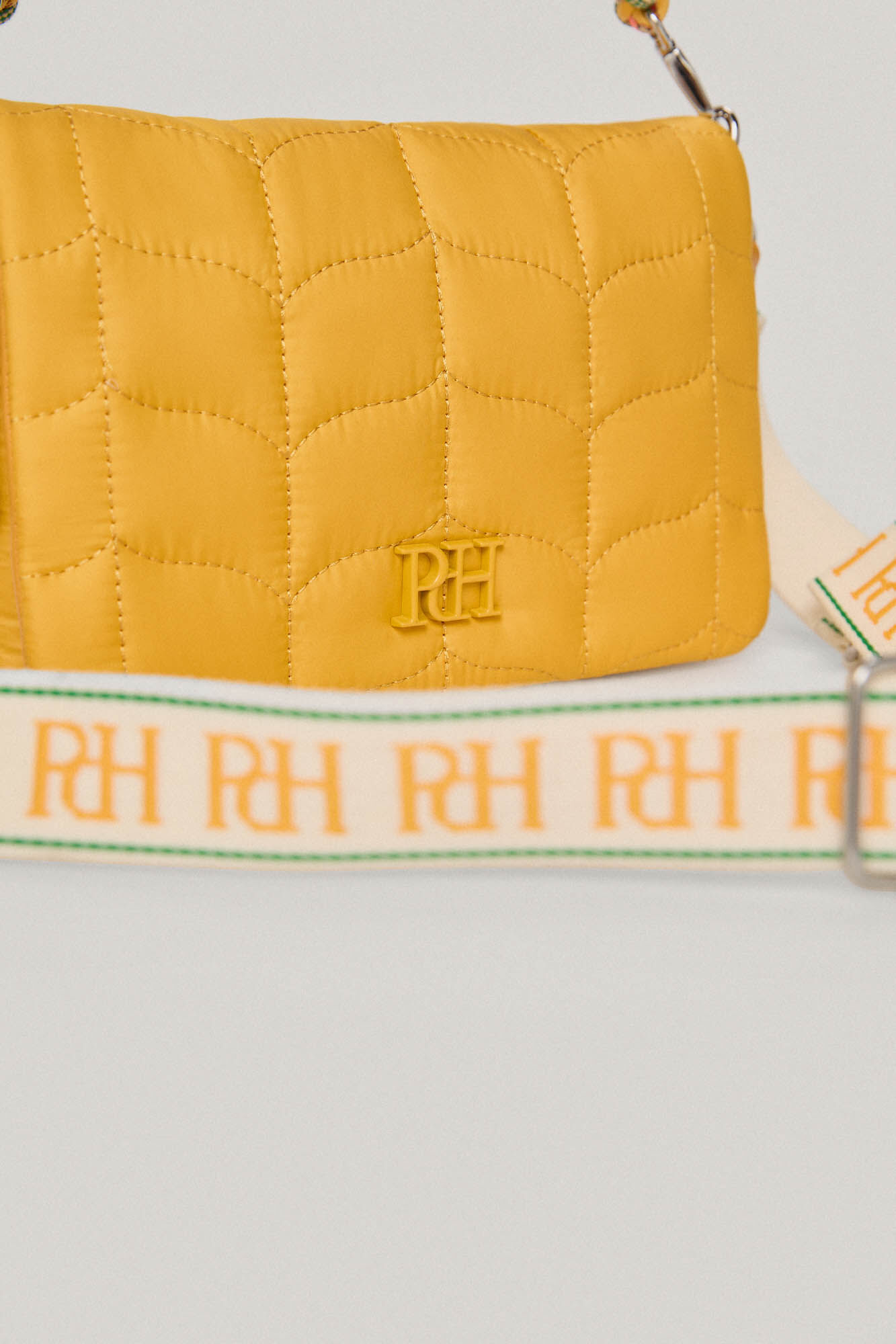 Bolsa de ombro com aba acolchoada em nylon - Amarela