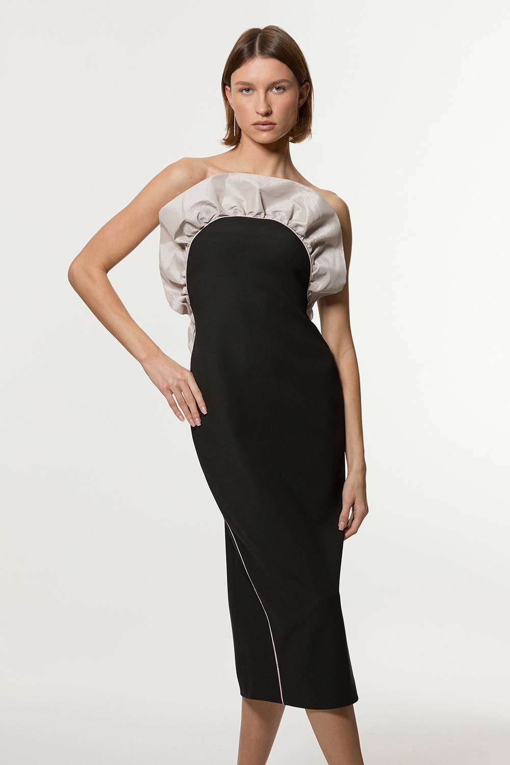KarenMillen Robe midi sur mesure pour grandes tailles à volant, en taffetas extensible et crêpe Bandeau