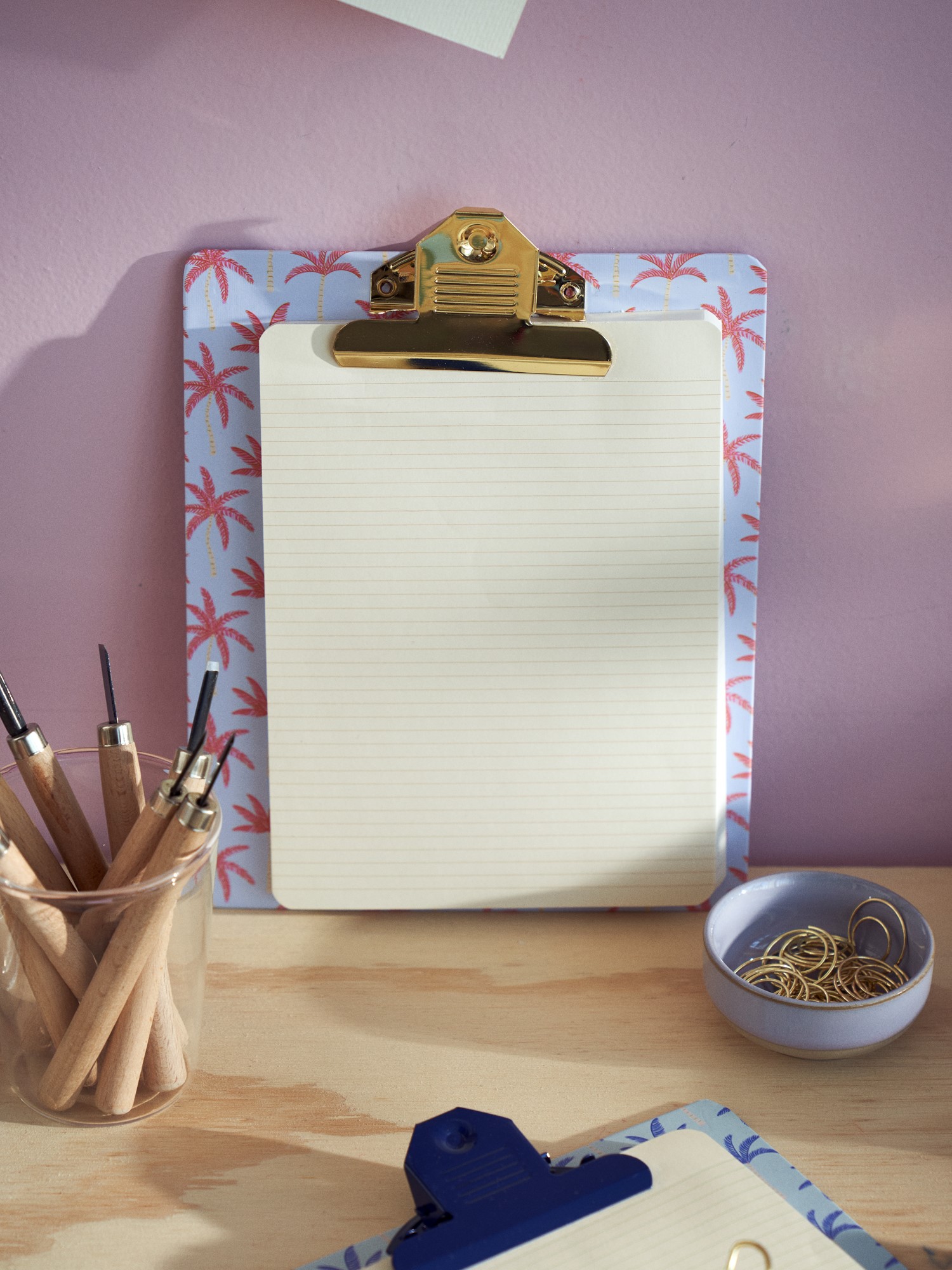 Clipboard med notesblok | Papir/metal. 24 x 18 x 2 cm. 80 ark. | Lavender