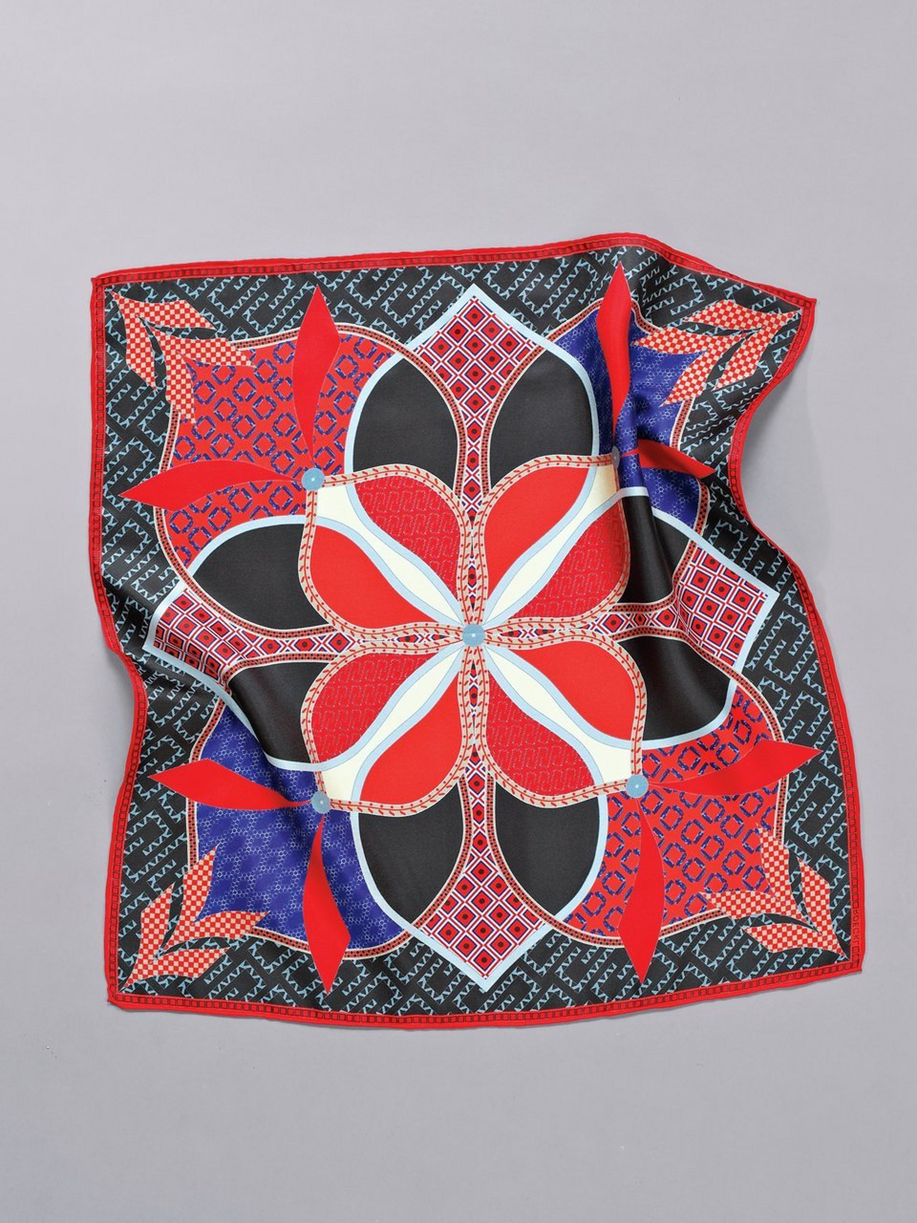 Nicki-Tuch Flower Mandala aus 100% Seide