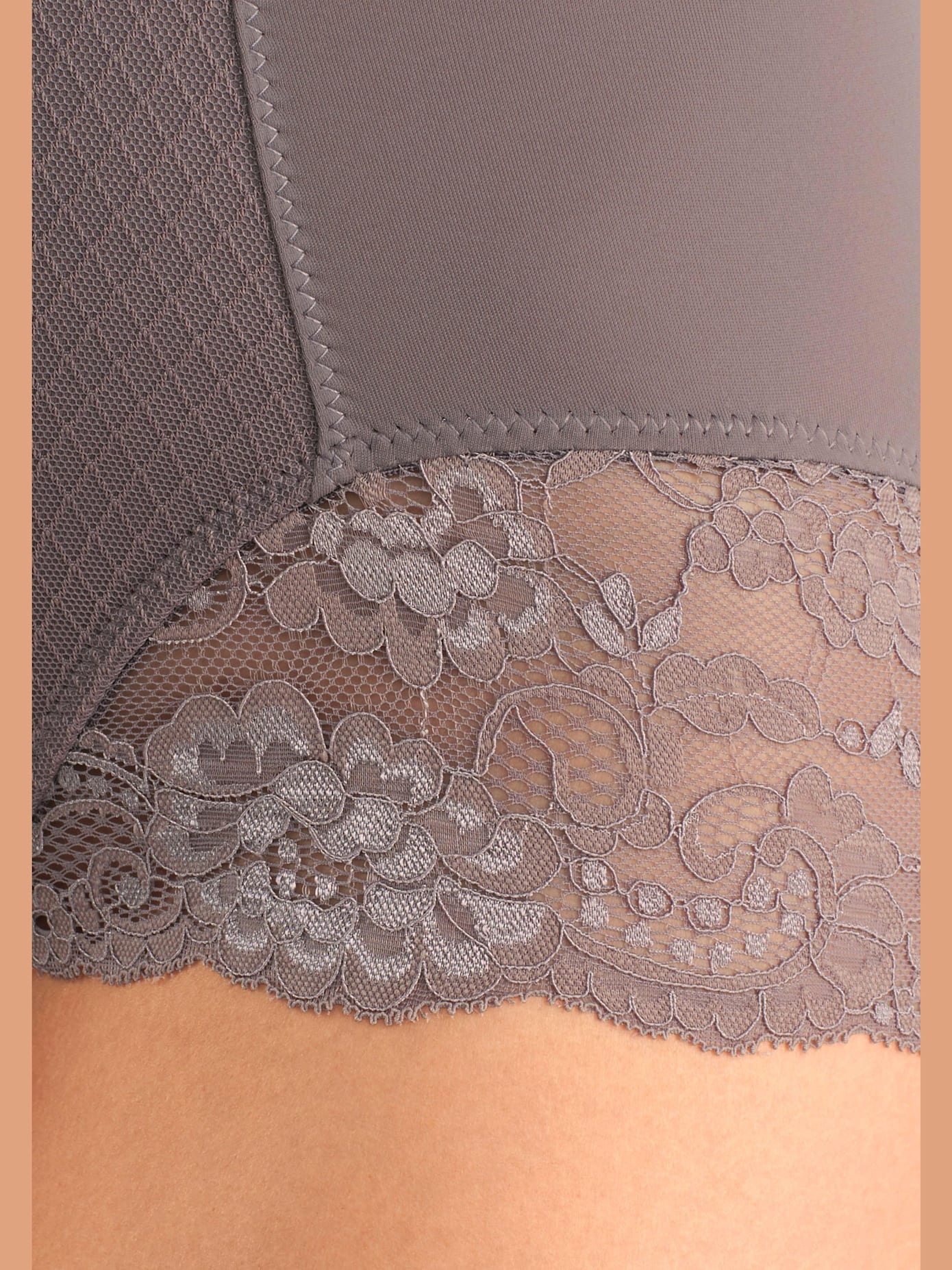 Serre-taille slip taille haute sculptant avec empiècement en dentelle
