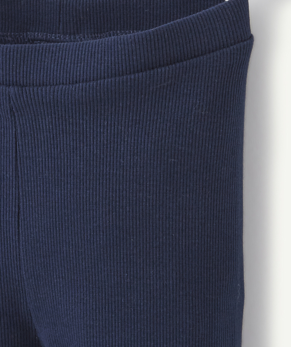 LE LEGGING À CÔTES BLEU MARINE EN COTON BIOLOGIQUE
