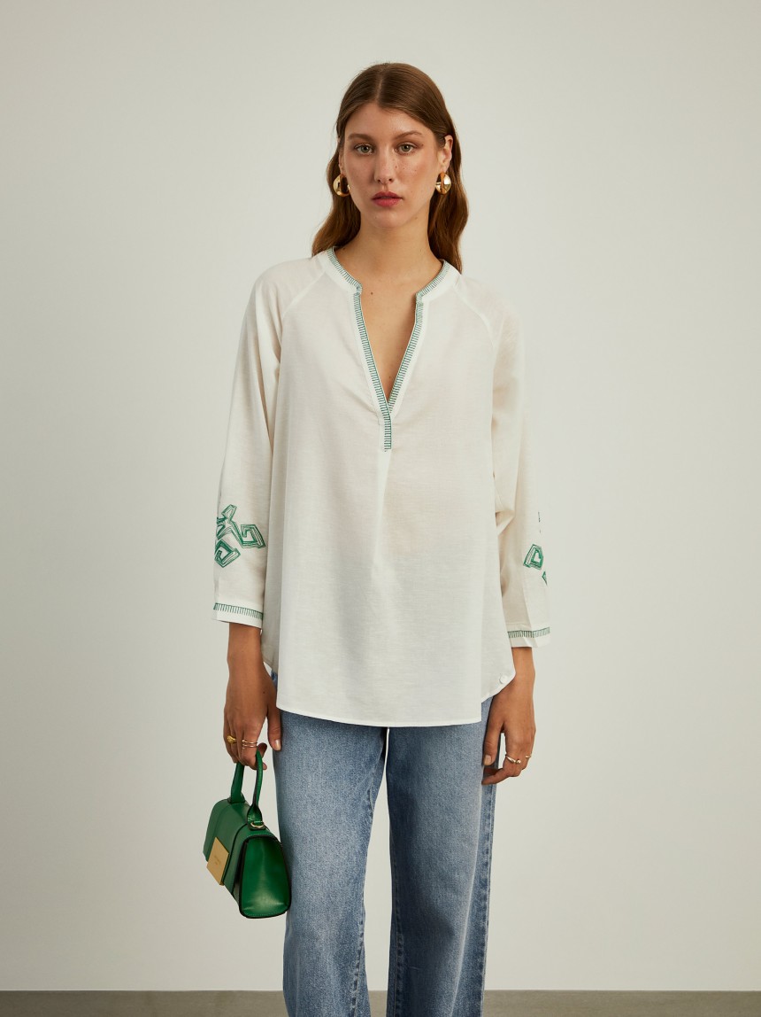 Blusa decote em V com bordado