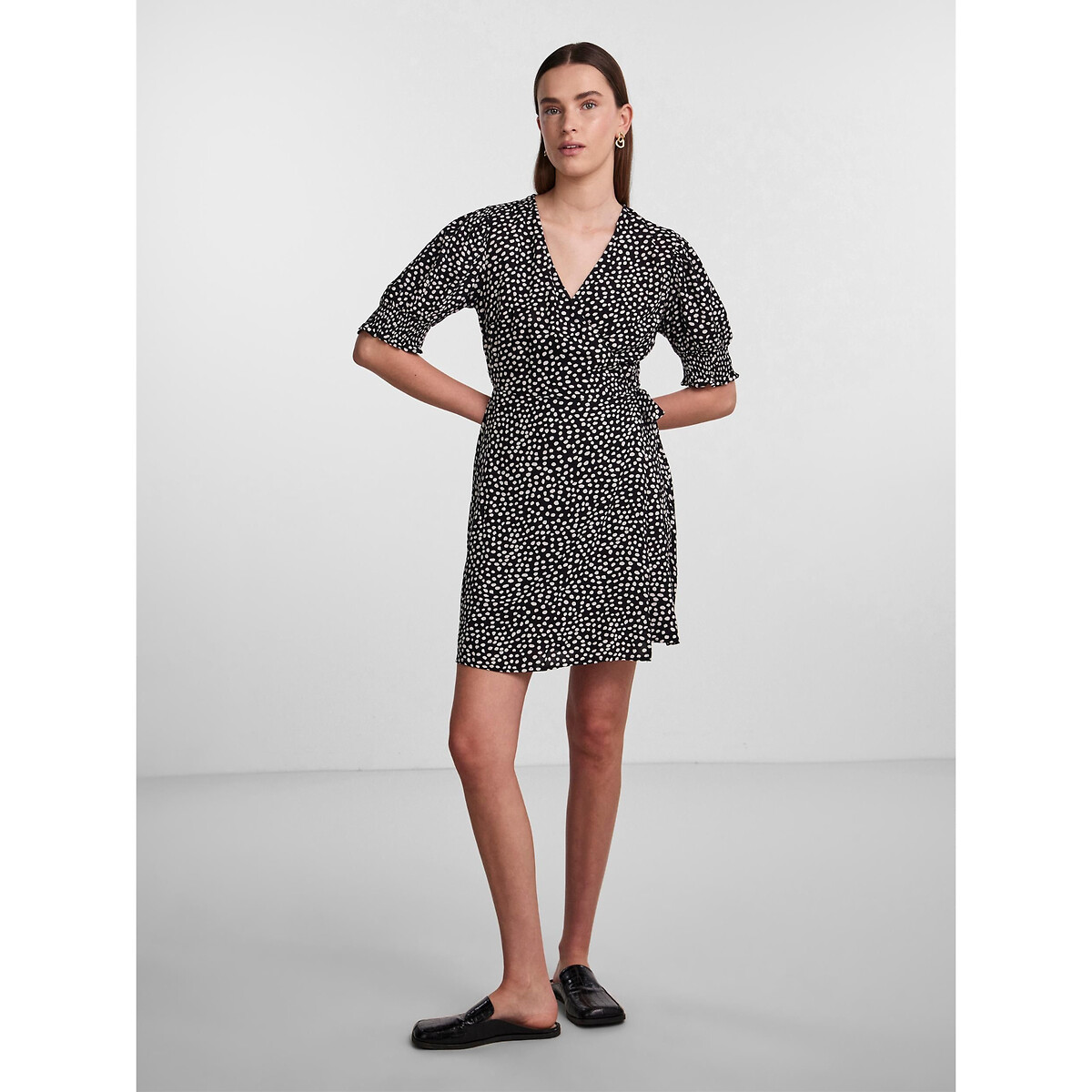 PEÇAS<br>Vestido envelope com bolinhas