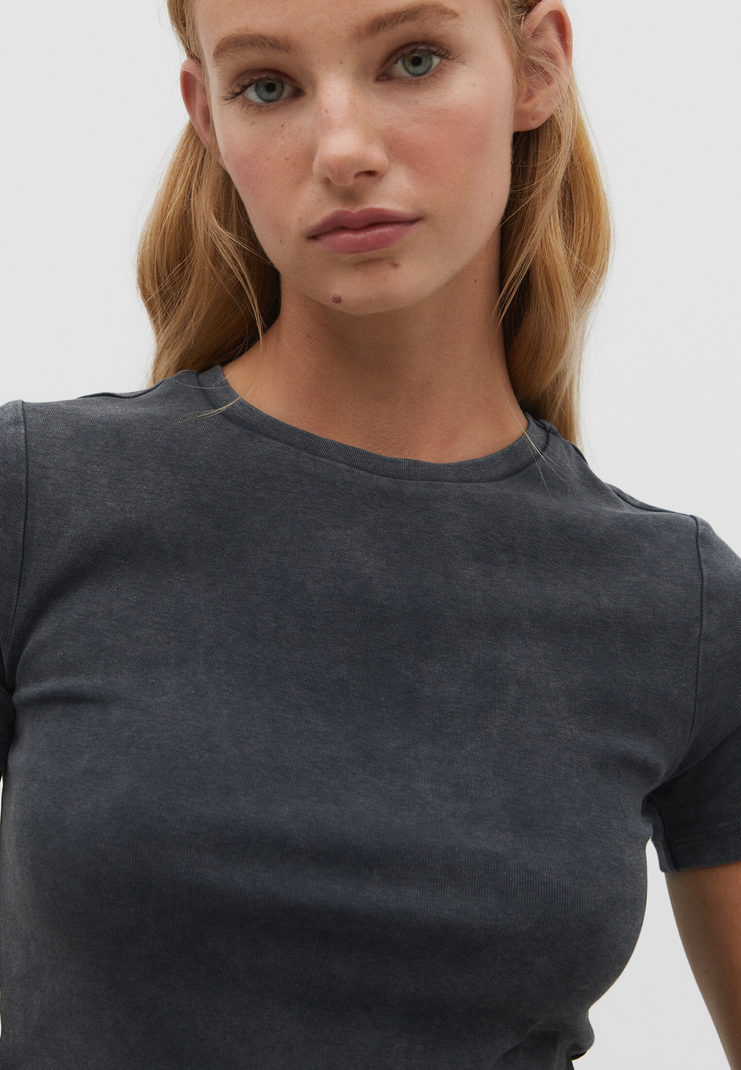 Camiseta cropped de algodão com efeito desbotado