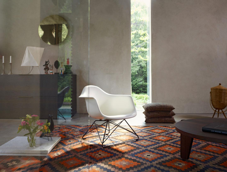 Vitra Eames LAR loungestoel zwart onderstel, Rusty Orange