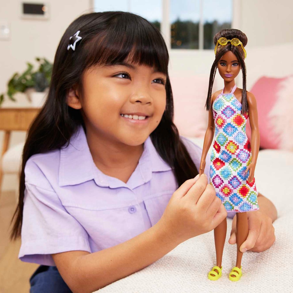 Barbie Fashionistas Puppe 210 mit Dutt und gehäkeltem Neckholderkleid