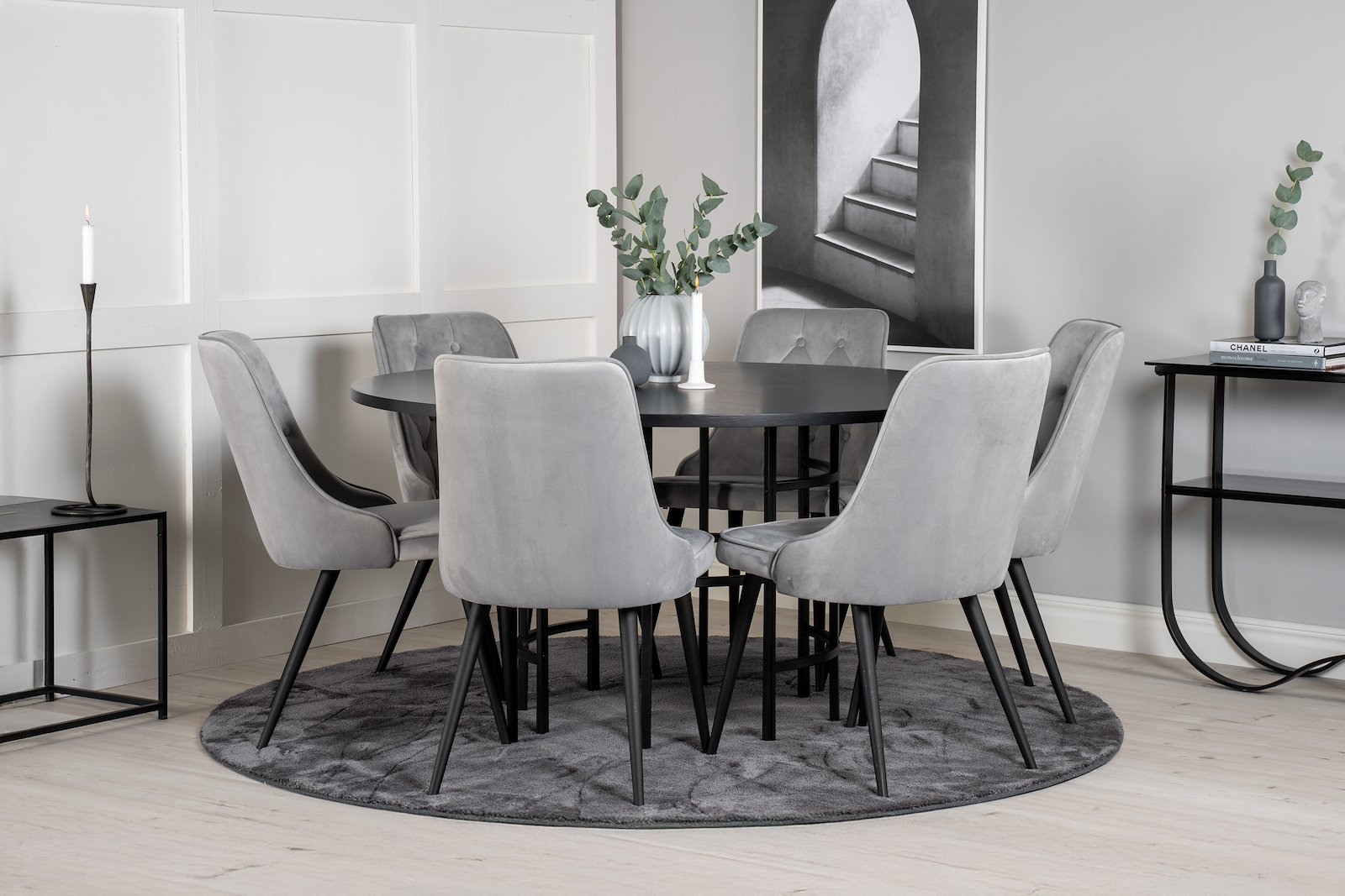 Velvet Deluxe Spisestol. Sett av 2. Sett av 2. Grå fløyelsstoff med knapper og sortlakkerte ben.