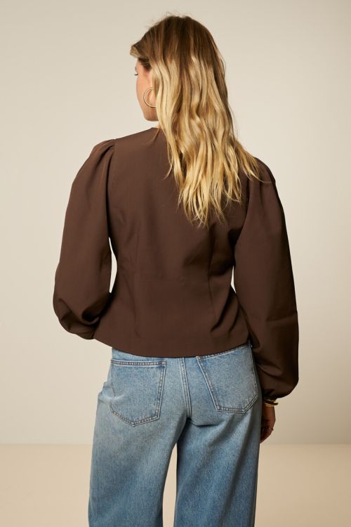 Bruine top met overlap en lange pofmouwen