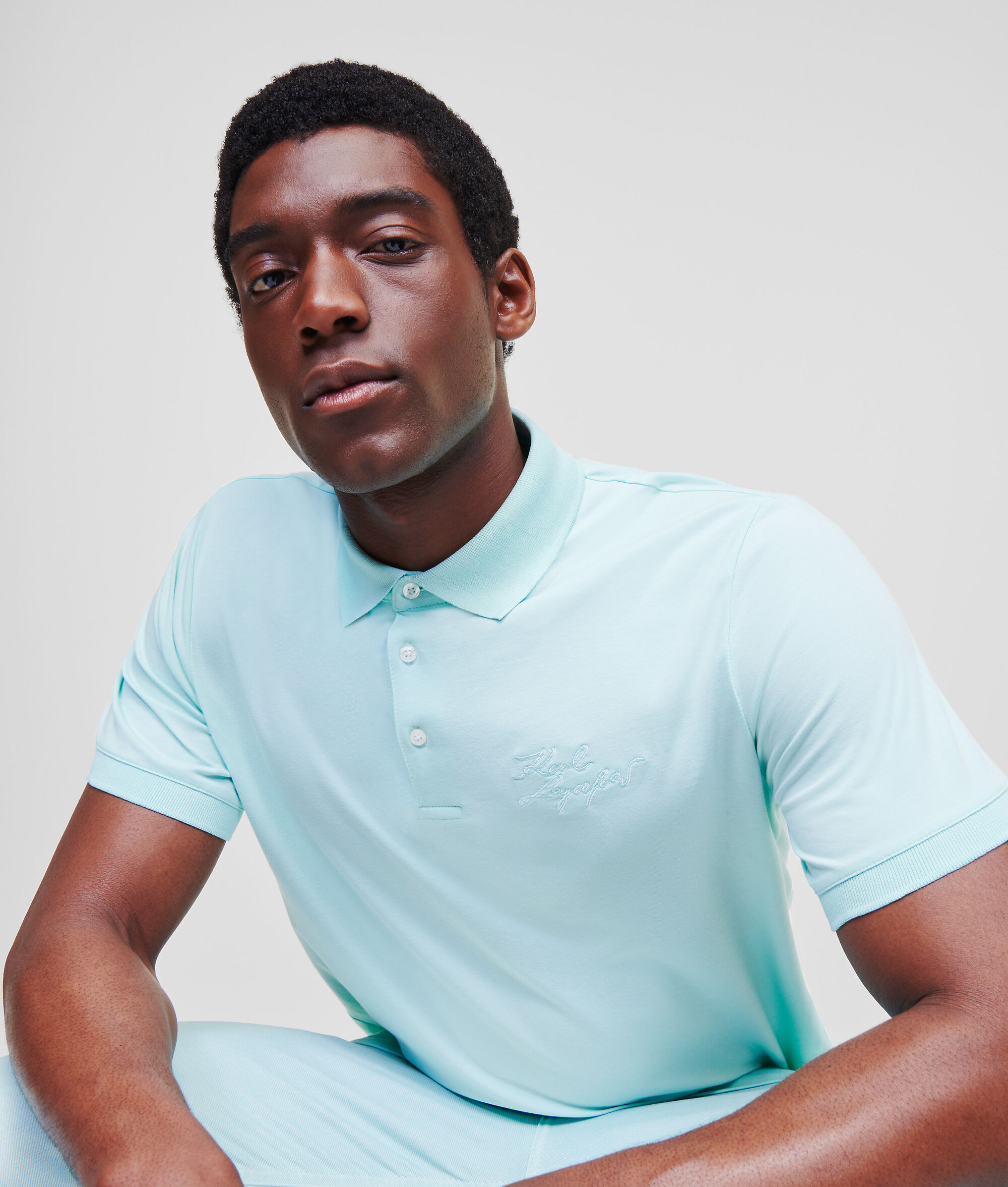 Polo à logo ton sur ton