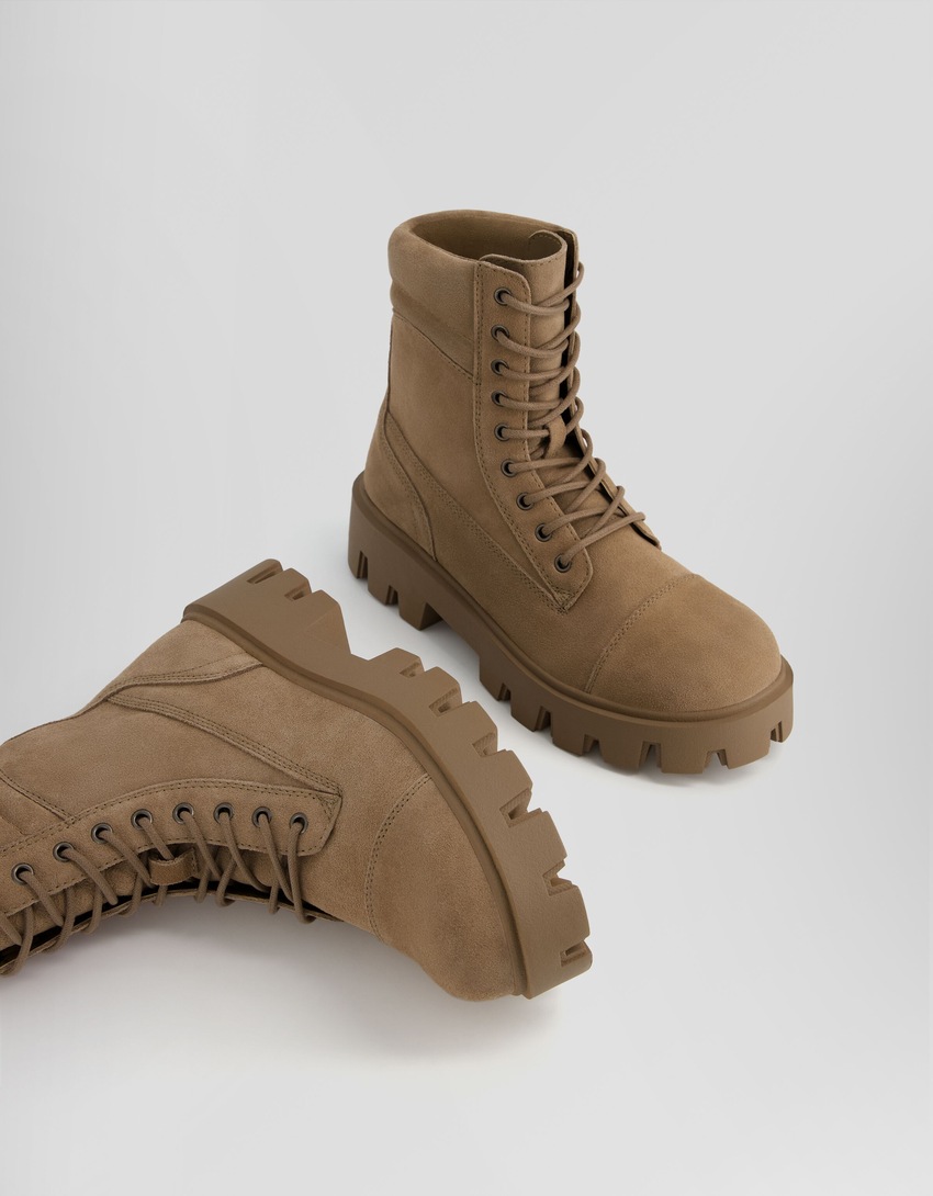 Botas de cano curto com cadarço e sola tratorada em COURO para homem