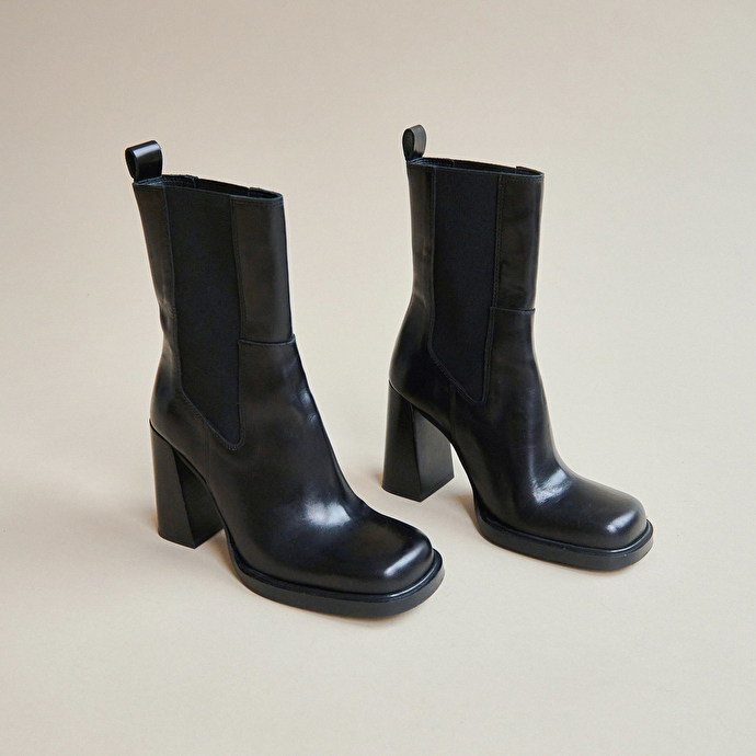 Bottines à talons et bouts carrés  en cuir noir