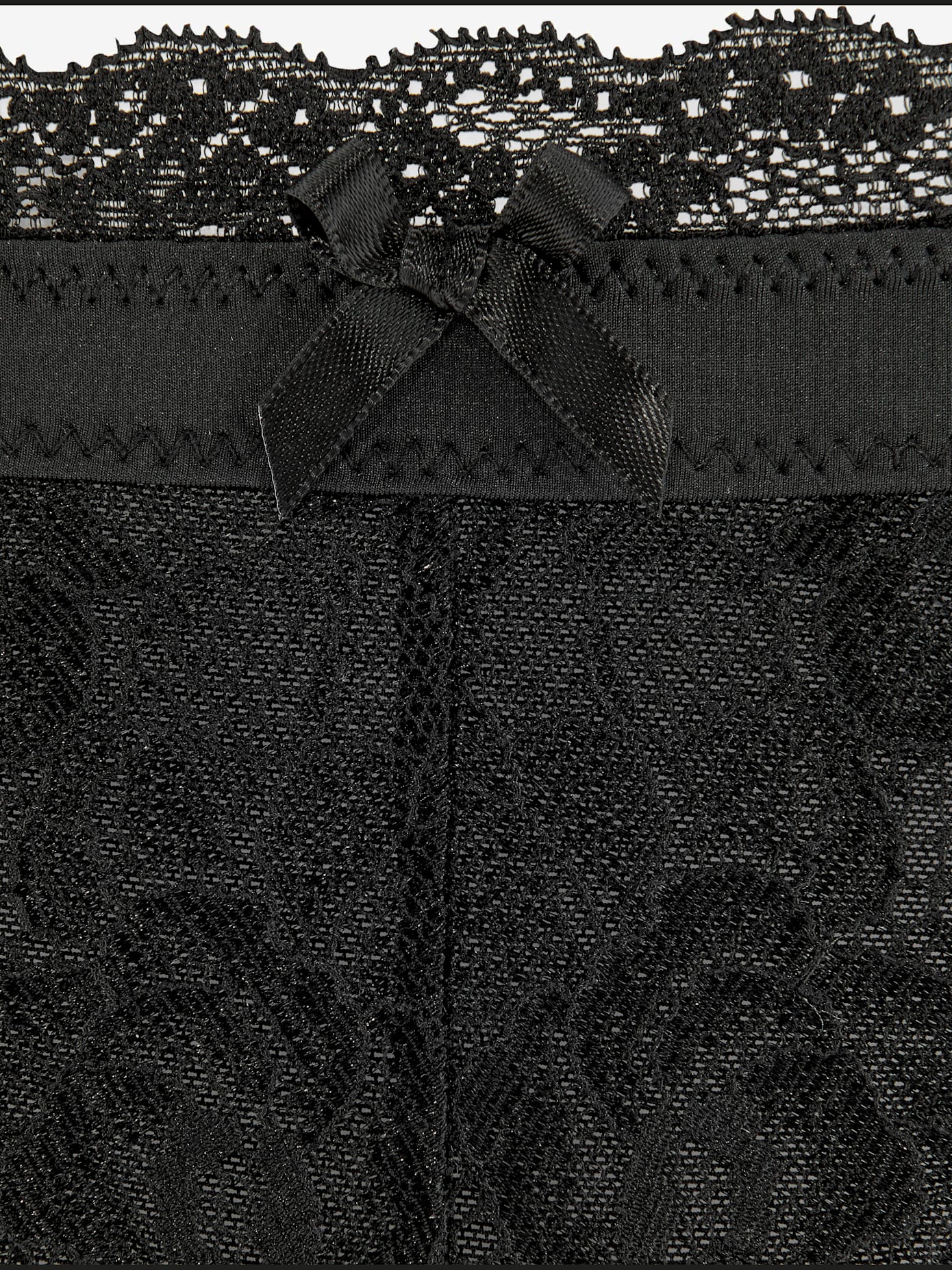 String avec large ceinture et bord en dentelle