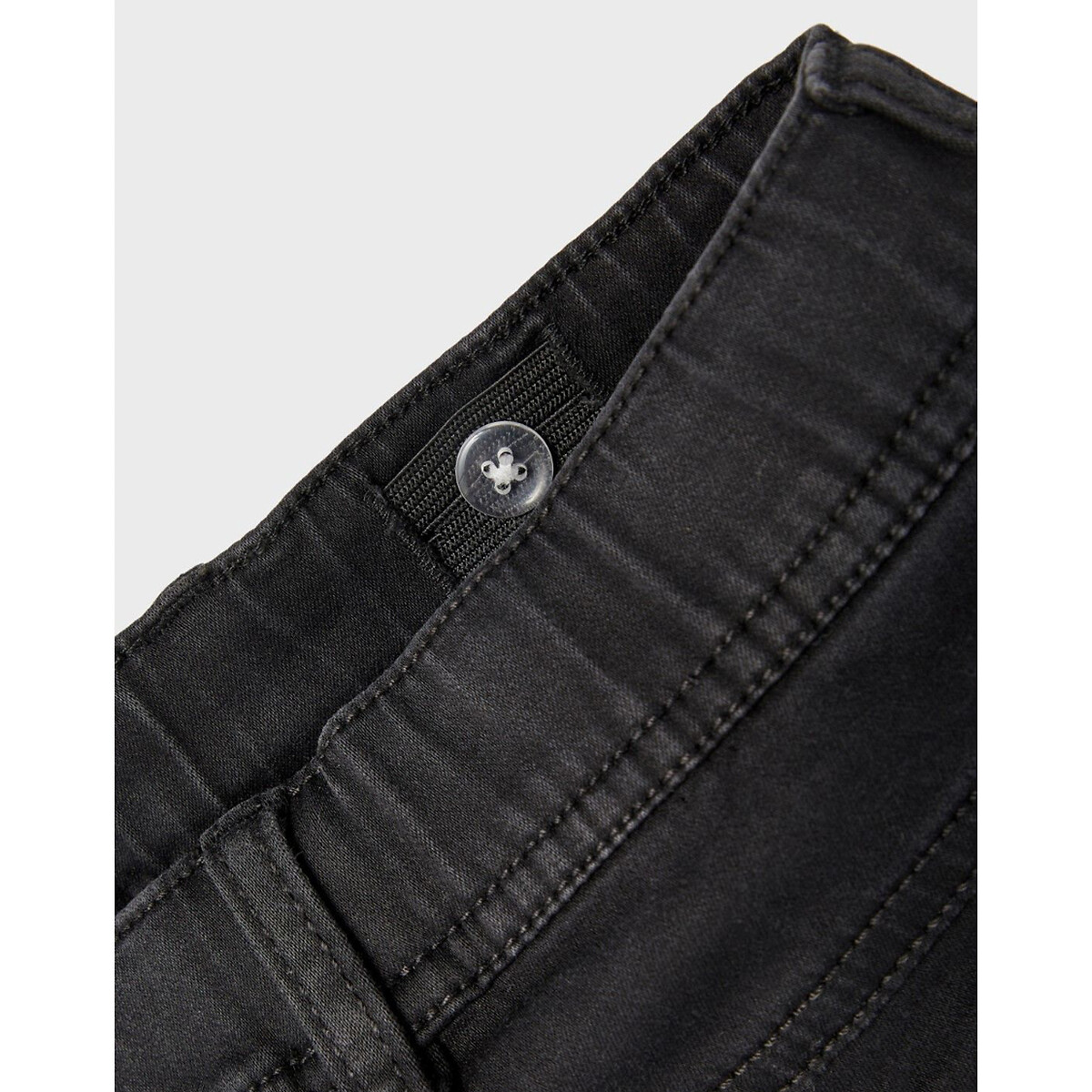 DÊ UM NOME A ELE<br>Calça jeans reta