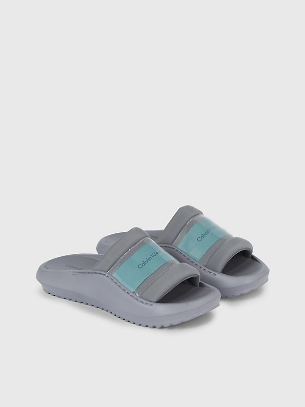 Chinelo com logotipo híbrido