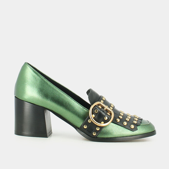 Mocassins à talons et pattes frangées  et cabochons en cuir métallisé vert