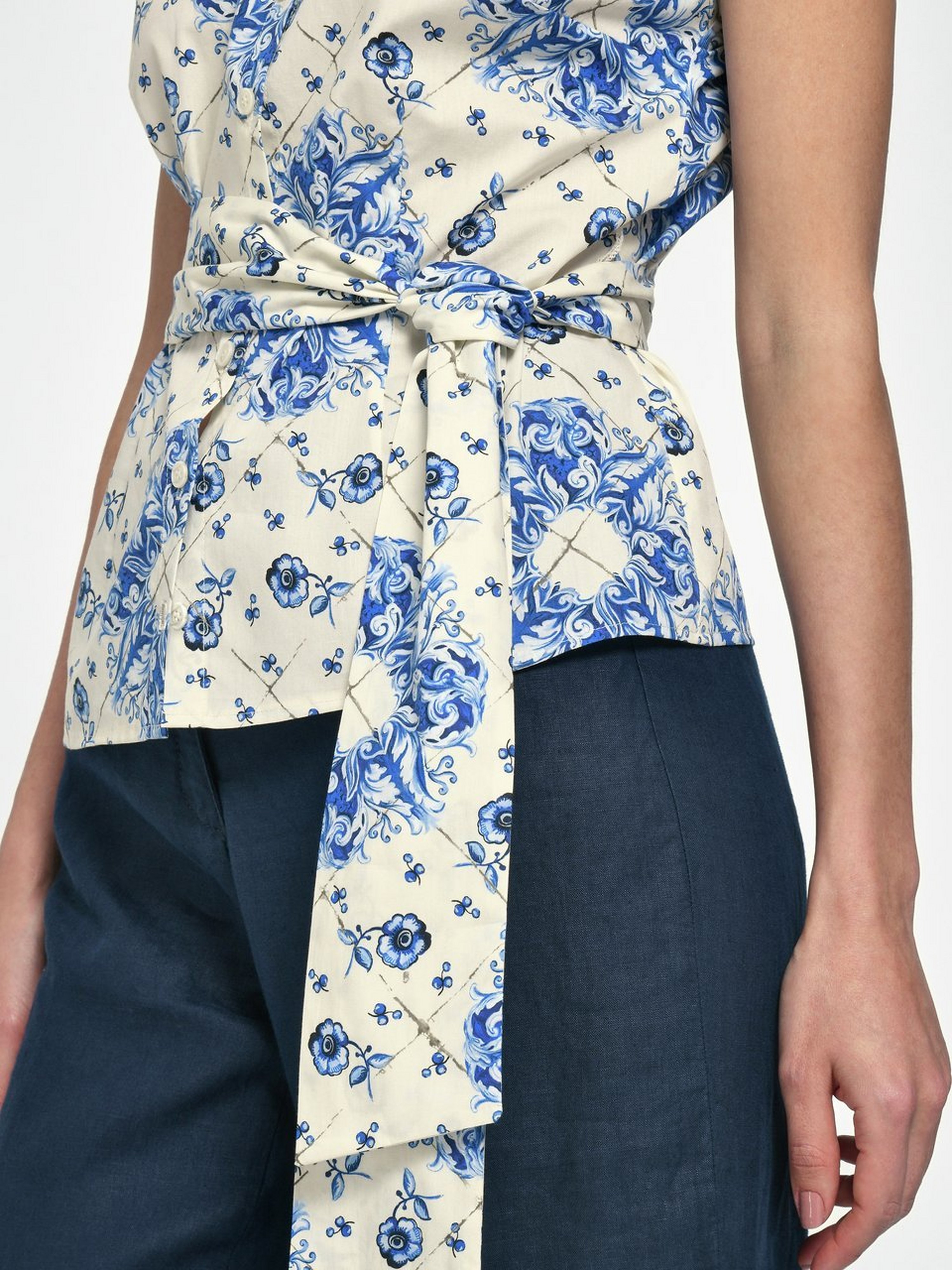 Bluse mit überschnittener Schulter