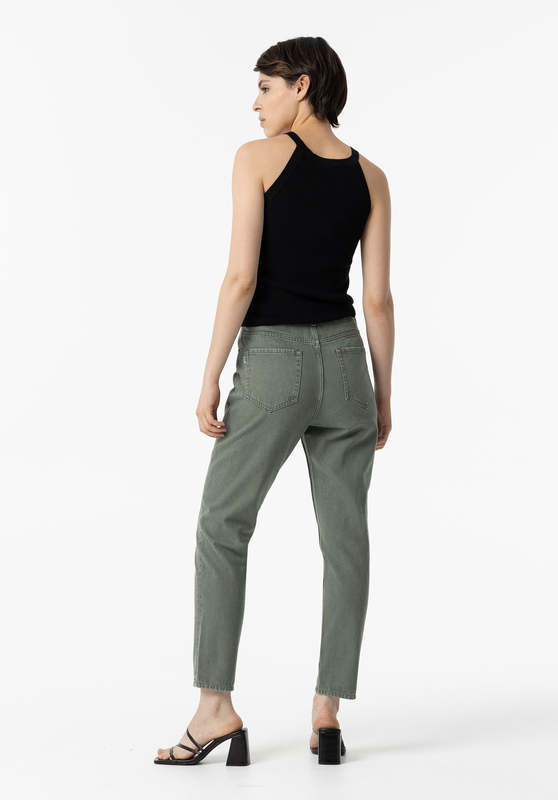 Jeans Mom Tapered Fit Cintura Alta