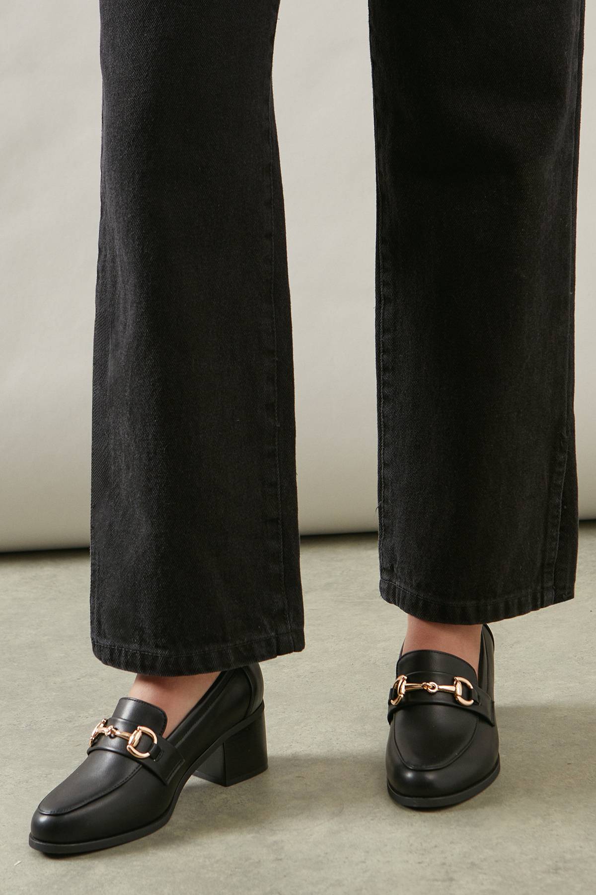 Wallis Mocassins à Talon Moyen Coupe Large Lydia en synthétique avec Détail Mors et Devant Tablier