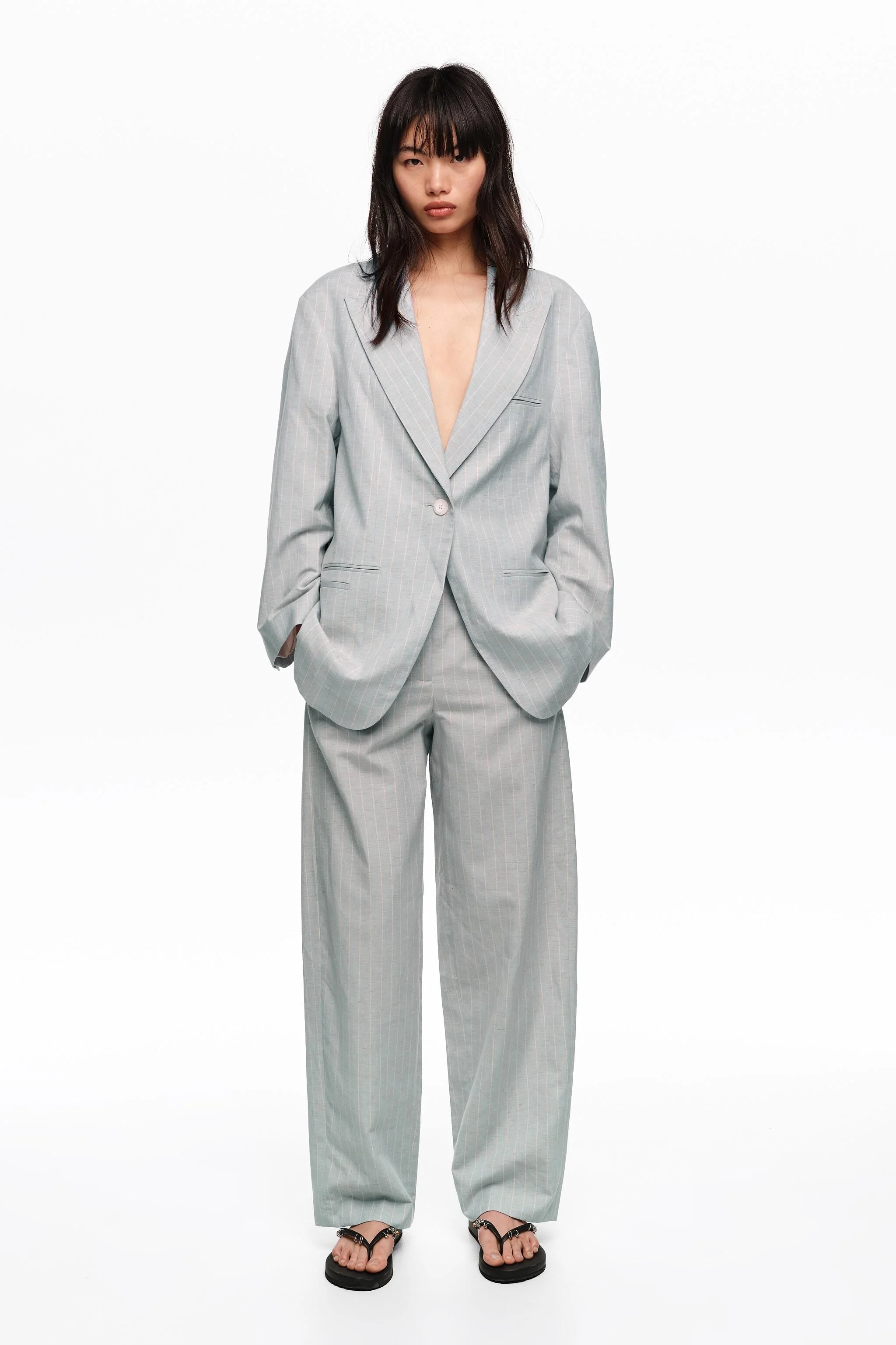 Blazer oversized cinza claro com listras.