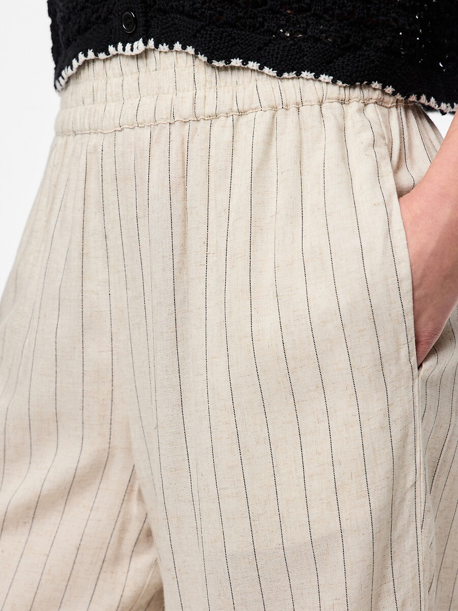 PEÇAS<br>Calça pantalona com estampa listrada e cintura alta